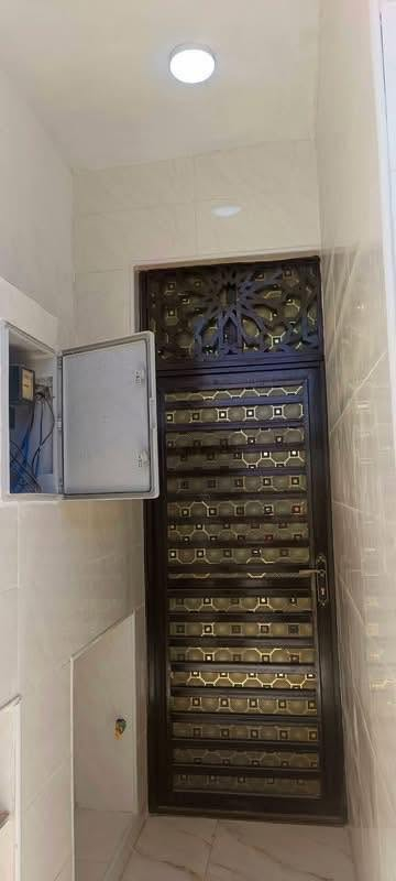 دار البيع طابقين قوس الوفاء 100 متر على ساحه غرف ثلاثه صاله عدد اثنين مطبخ صحيات عدد ثلاثه استقبال مفتوح الصاله سعر البيع 148 بي مجال اتصال بالمكتب اوخاص واتساب ***********
