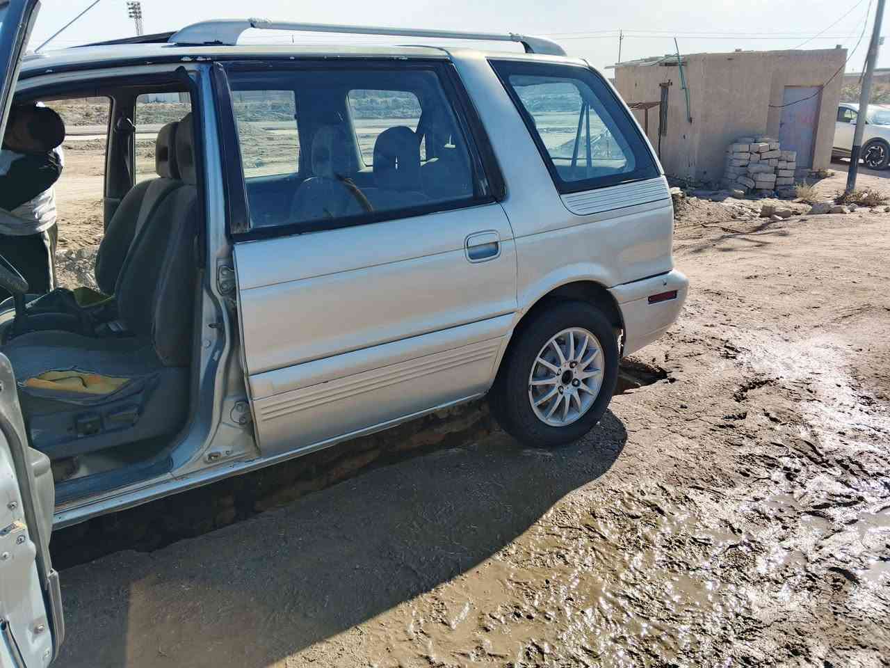 ميتسوبيشي 7راكب للبيع مكينه وكير سوناته كير عادي رقم نجف بيها عيب شرعي مكان الطبلات طاك ومعمره حداديه زينه الدبلات الكدام تعبانه سنويه لل 27 السعر 22 رقم الهاتف (***********)مكانها ناصريه مركز
