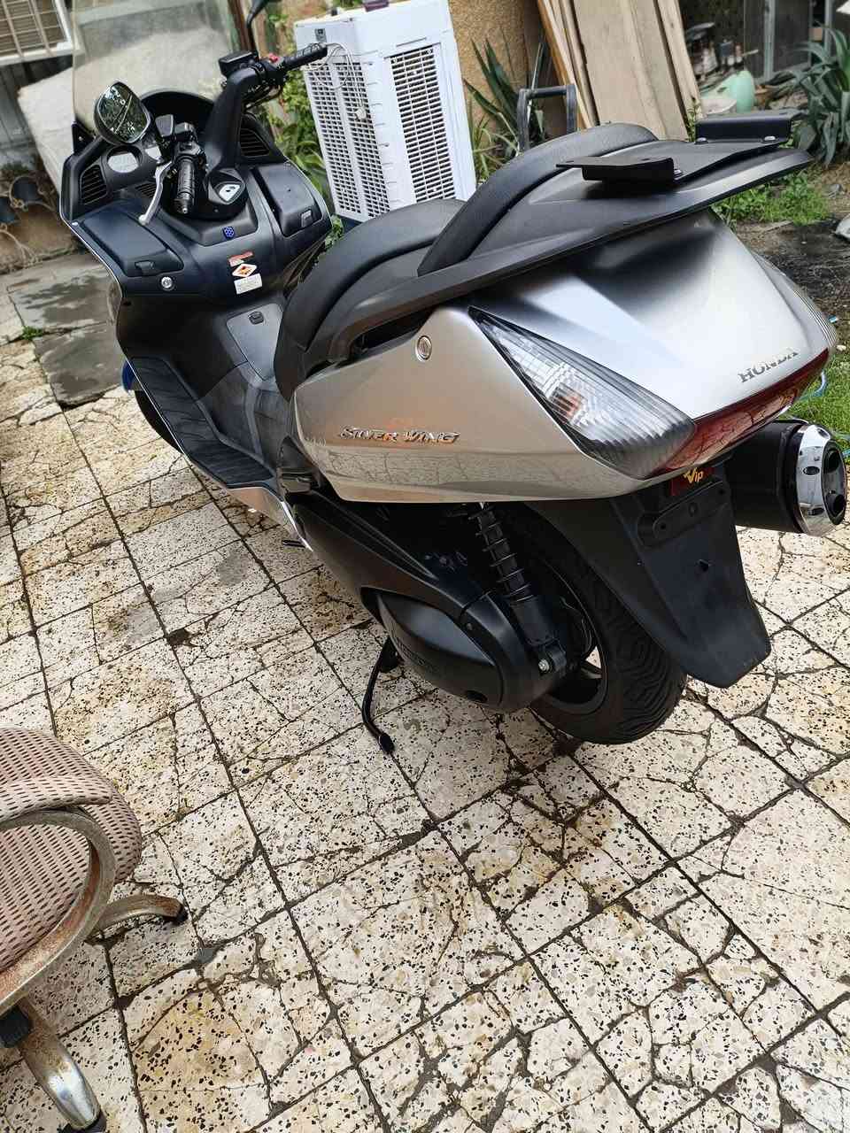 السلام عليكم
للبيع 400cc/2006✓
 الموصفات'
       ABS
       GBS
Ovar mood
       UBS   
گلوب بالصندوك الدراجه فول للاخير
•  المسافة المقطوعه 12699وقابله للزياده 
ملاحظة:الدراجه بحاله الوكاله مصار شهر وعشر ايام من نزلته من علاوي القائد لبيع دراجات اليابانيه      محسن ودهن موتل سكوتر  ومابيه اي نقص جيب وياك بمكان الفيتر عشره والي راغب بالشراء اني بخدمته للستفسار 
📳0⃣7⃣7⃣4⃣6⃣4⃣5⃣8⃣6⃣9⃣6⃣

