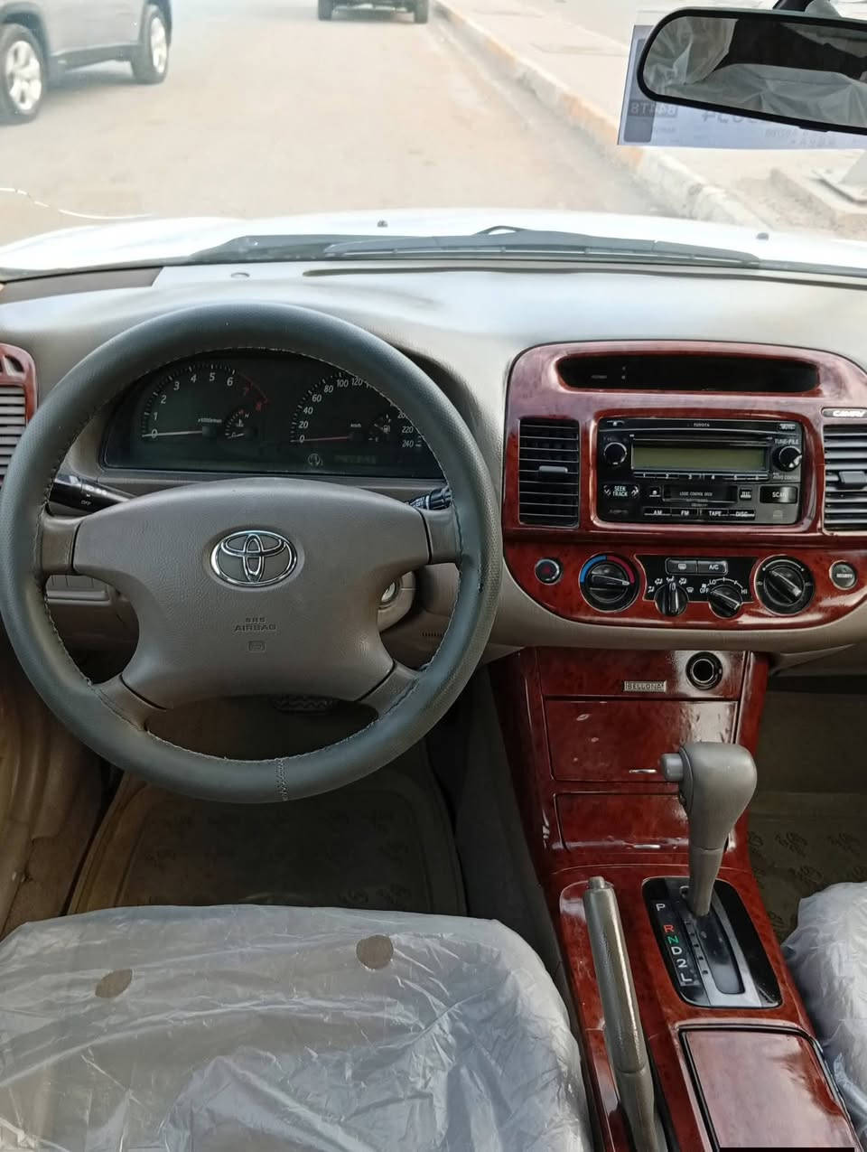 سلام عليكم. تؤيؤتا. كامري موديل 2005 🌹

وكاله الساير.   استيراد خليجي. محرك 2400 مكفول 

تخم تاير  قبل سبوع جديد صدر جديد. تجي ونشوف

بي. فقط 1 قطعه صبغ. باب سكن. عندي سونار. 

رقم سنويه 2031  هزه جديده ل 2027 جاهزه حلوه

***********.             السعر. 106 ورقه فقط.🌹
                
المكان.   بغداد. الرصافه.
