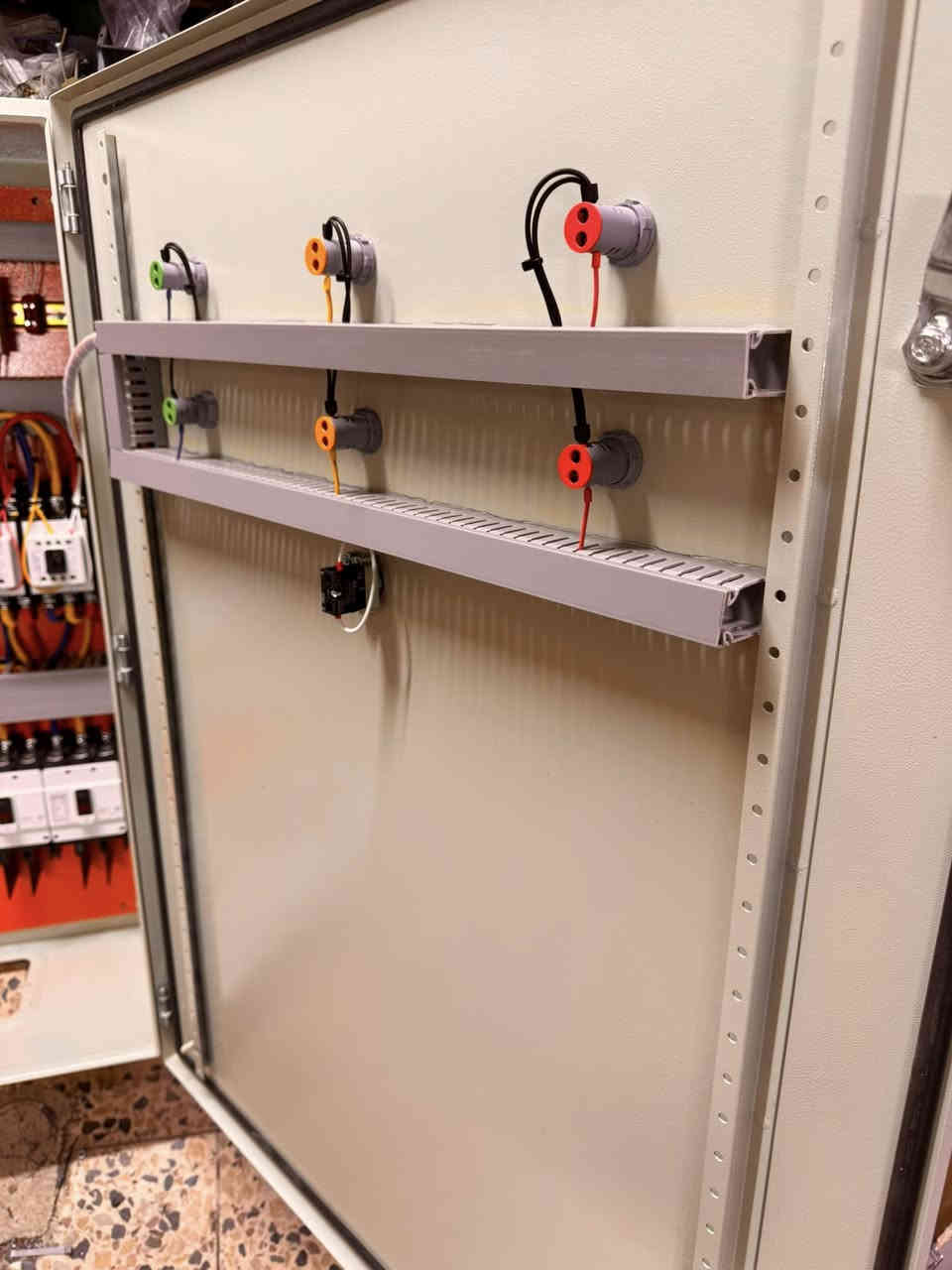 ⁨ الحمد لله 
تم اكمال لوحة سيطرة ATS 
ابعاد البورد 1000*800*250 
مرحلتين وطني + مولد ديزل 
اما الخروج عله ست كونتكترات لاجل سبالت سنكل 
بإشراف المهندس حسين علي 
لصناعه البوردات الكهربائية بشكل احترافي 
البصرة-***********
#كهرباء #العراق #basra #آلبصرة #cotrol #بغداد #اكسبلور #كربلاء #دوائر_كهربائية #تايمر_كهربائي #مهندسين #كهربائي #electrical #engineer #power⁩
