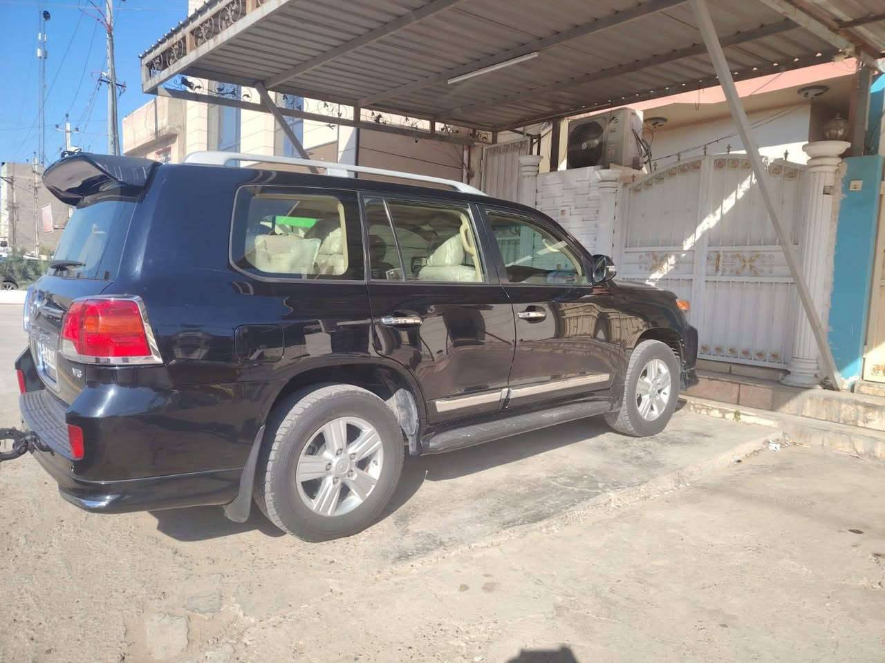 السلام عليكم تيوتا لاندكروز بريم اصل للبيع رقم سليمانيه بأسمي موديل 2013 ميحتاج اذكر المواصفات البريم معروفه السياره مكفوله من الضرر والصبغ والبارد حتى الدعاميات مكفوله السياره ماشيه 160 الف حقيقي رايدها ب345 $ مكان السياره بغداد المنصور للاتصال ***********
