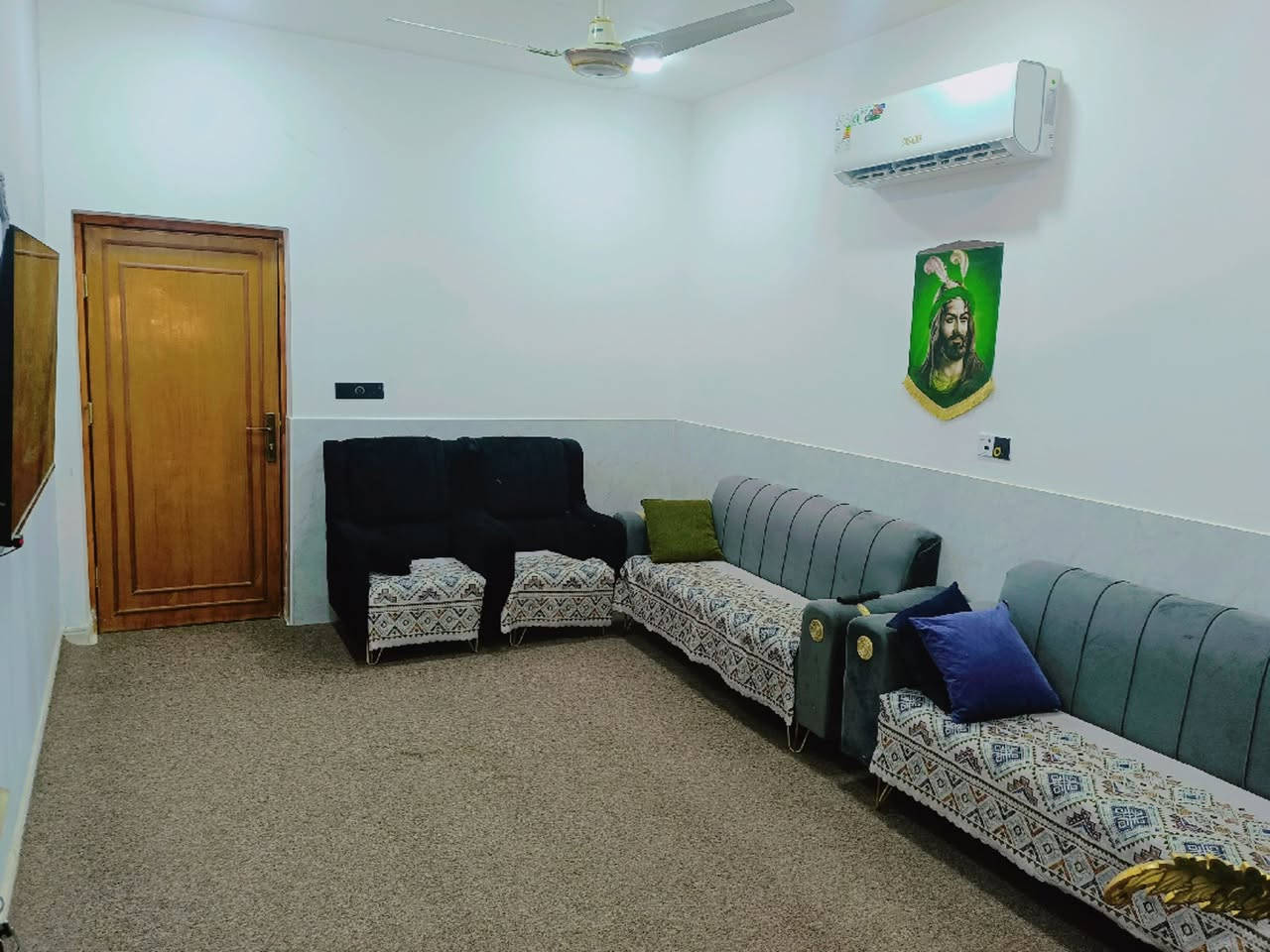 اللهم صل على محمد وآل محمد
🟩بيت زراعي 300 متر ،

⭕الوجه 12 متر والنزال 25 متر ،

⭕بناء طابوق كونكريت طابق واحد ،

⭕يحتوي على غرفتين و صالتين و استقبال و مطبخ حار وبارد و صحيات خارجية وداخلية ،

⭕ بناء حديث ،يحتوي على كافة الخدمات ماء ومجاري ،

🟩الاسكان الصناعي بداية حولي اليروح لمدرسة الحرية من جهة طريق سوق الشيوخ....بسعر مناسب ....   

                       ***********
