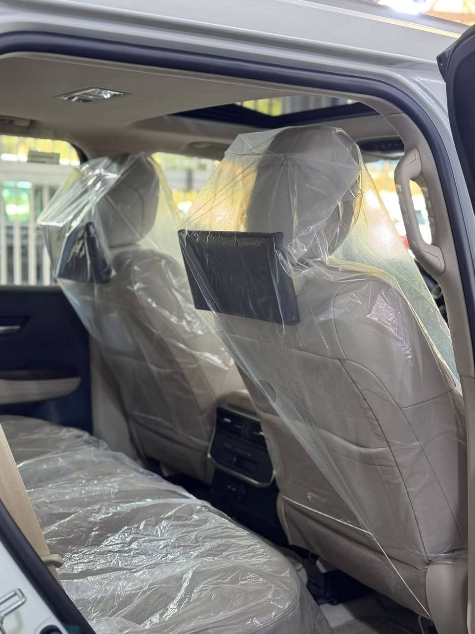 السلام عليكم
سياره للبيع فقط 
النوع :لاندكروز gxr 
لون :أبيض  لولؤي
الموديل:٢٠٢٥
الفئه :ساز وبعدها بضمان الشركة 
ماشيه:5100
الموضفات :
معروفه مواصفات الgxr
المحرك:4000
ناقل الحركه:١٠ سرعات اتو ماتيك
خزان الوقود:110
مقاعد جلد 
تدفه + تبريد 
شاشات عرض متقدمه ٣ شاشات
انضمه سلامه مساعده
تشغيل عن بعد 
صندوق كهرباء 
رادار - مثبت سرعة
حساسات امامي خلفي 
مغلفه السياره ppf امريكي الاصل 10سنوات ضمان
الجامه الامايه عليها درع للحمايه 
الداخل مغلف ارضيات جلد تايوان
كفاله عامه السياره 
السياره رقم بغداد : 
رقم مميز ❗️6️⃣0️⃣7️⃣0️⃣
السعر :- 75600
العنوان :بغداد حي الخضراء 
للاتصال : ***********
