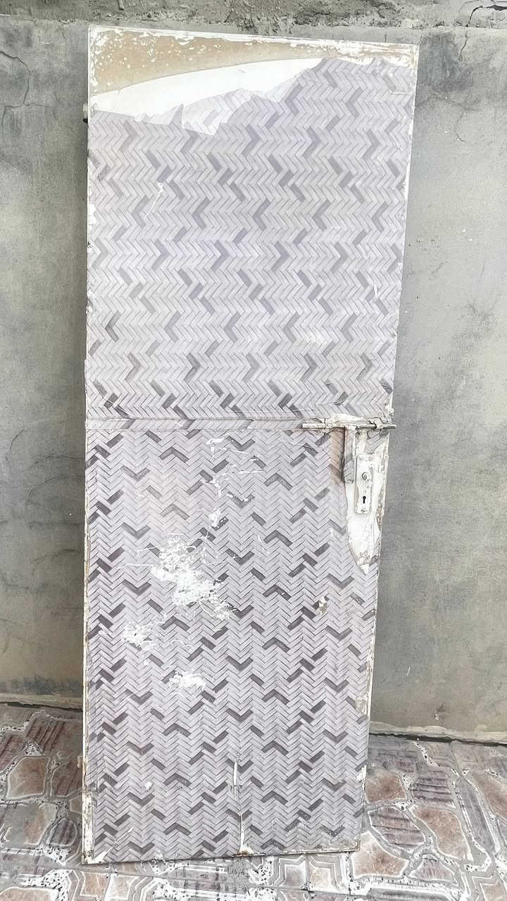 باب حديد للبيع سعر 25 
مابيه اي زنجار 
عندك سعر نزل 
***********
