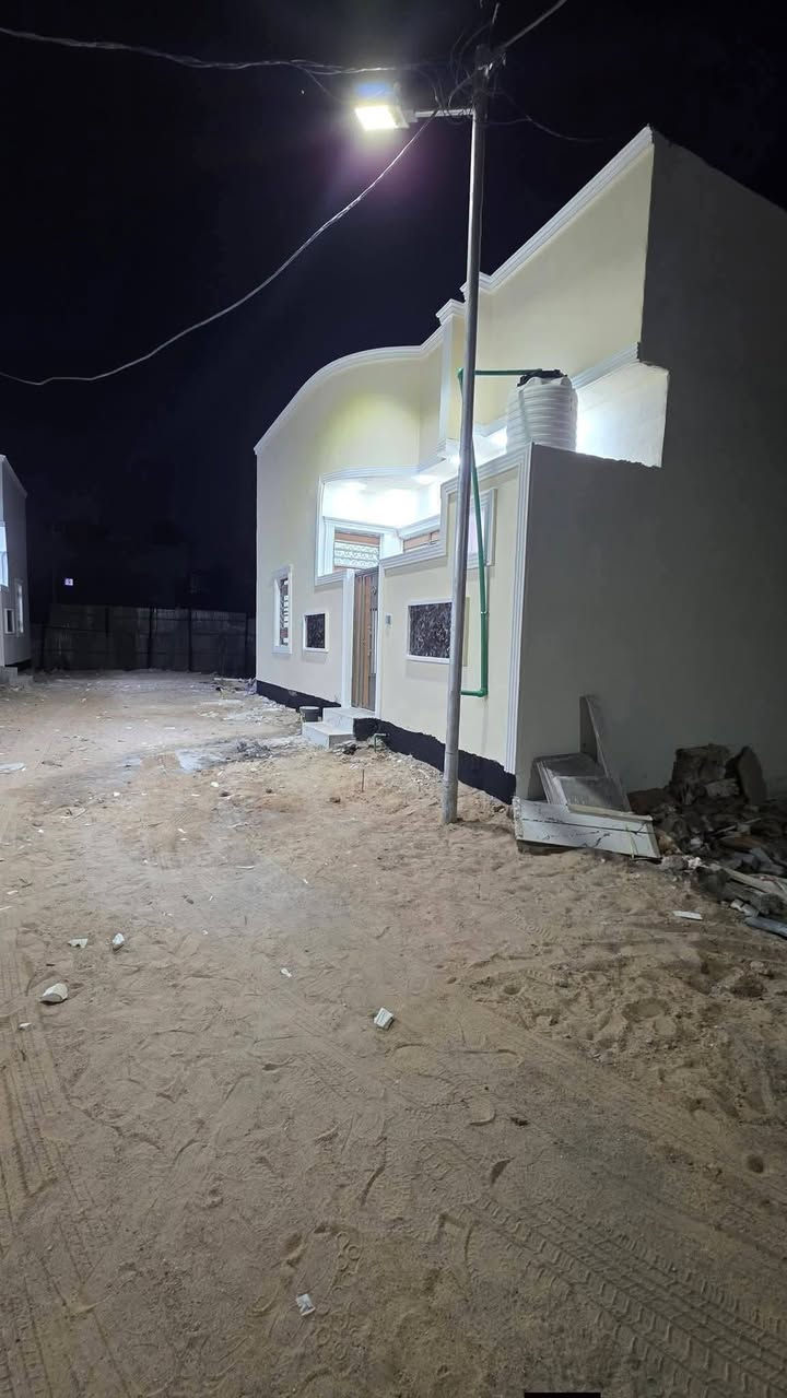 أسعد ألله أوقاتكم بكل خير احبتي 
***********
ثلاث دور سكن للبيع ماشاءالله
جمال وترتيب ودقه بلعمل ✨

مساحة 100 م
على شارع 8 متر ثاني بيت عن تبليط

العنوان بصره حمدان قرب البريد

محتويات البيت
دوانيه
صاله + مطبخ واسع
غرف منام عدد 2
مناور + صحيات خارجي داخلي

نوع العقار طابو ملك صرف زراعي عراقي سند 25

كل هاذ جمال وترتيب بسعر 58 مليون وبي مجال

للتواصل ***********
