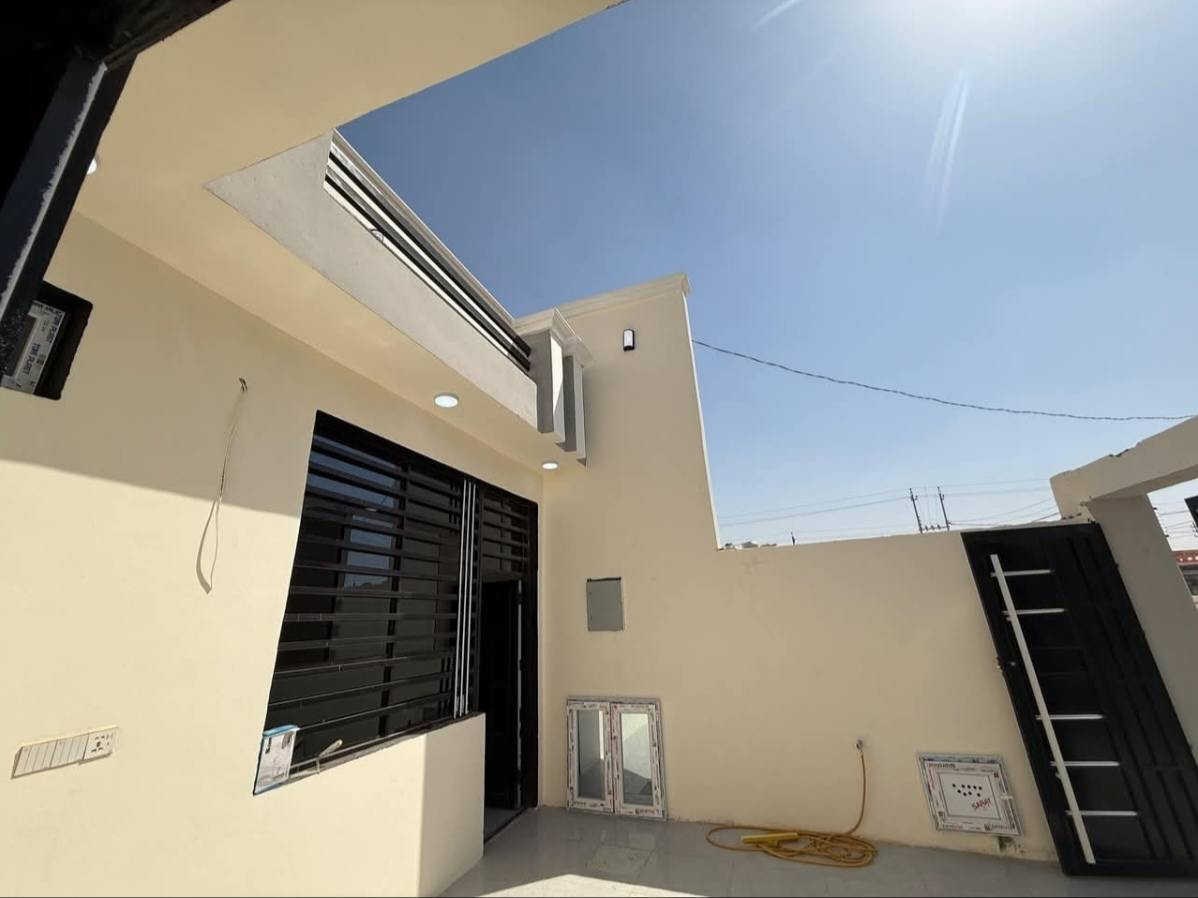 🏡 دار للبيع – النجف ثاني عرصة عن التجاري قريب جداً 
📍 الموقع: حي النداء – منطقة الـ67
📐 المساحة: 200 متر – طابو صرف
✨ تفاصيل البناء:
🔹 بناء ممتاز (جيد جداً)
🔹 الأساس + السقف: كونكريت مسلح صب مركزي
🔹 البناء: طابوق جمهوري
🔹 السقف: جبسن بورد
🔹 مجهز بـ منظومة كاميرات مراقبة + منظومة تقطير + سبالت
🛋️ مكونات الدار:
🛏️ غرفتين نوم
🛋️ صالة
🍳 مطبخ حار + مطبخ بارد
🤝 استقبال
🚿 حمام داخلي + 🚻 حمام خارجي
🚗 كراج سيارة
💰 السعر: 150 مليون (قابل للتفاوض)
📞 للاستفسار: ***********
