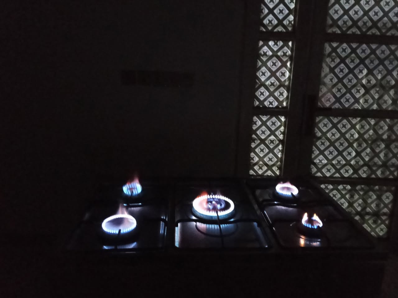 سلام عليكم طباخ نوع فريش نضيف وكله شغال ***********
