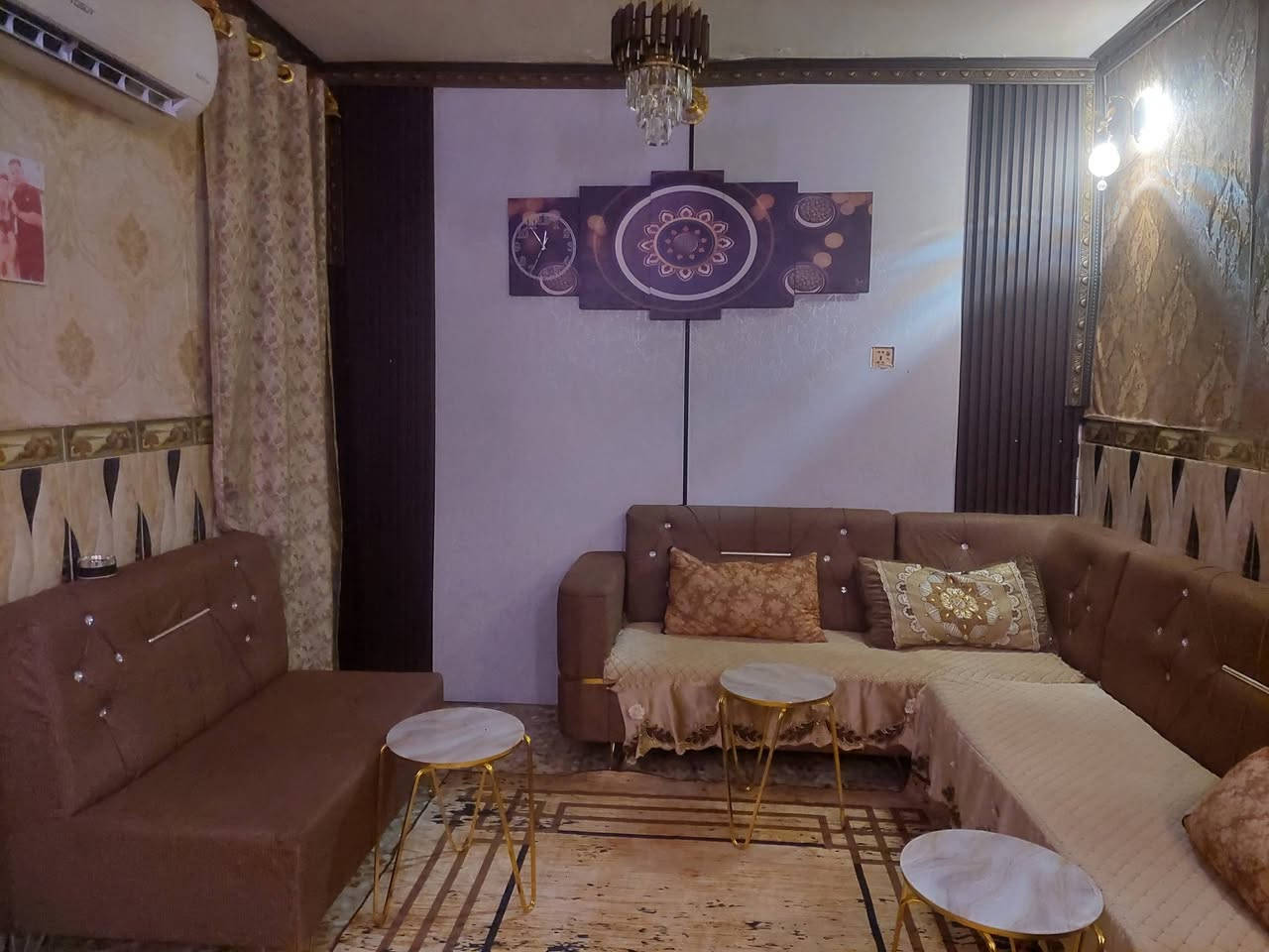 السلام عليكم
دار للبيع الشعب حي البساتين حي السلام 
اول مدخل حي البساتين من جهه سريع القناة
بالقرب من مدرسة الاسوار 
الدار ١٥٠متر /١٠٠بناء صاله استقبال. غرفه نوم 
حولي مطبخ مع ملحقات 
٥٠م حديقه + كراج سيارة 
سعر ٩٠  وبي مجال 
***********
