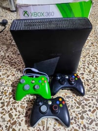 للبيع xbox 360 مع يدتين وايرليس ويدة واير كامل ومهكر مع اكثر من 100 لع...