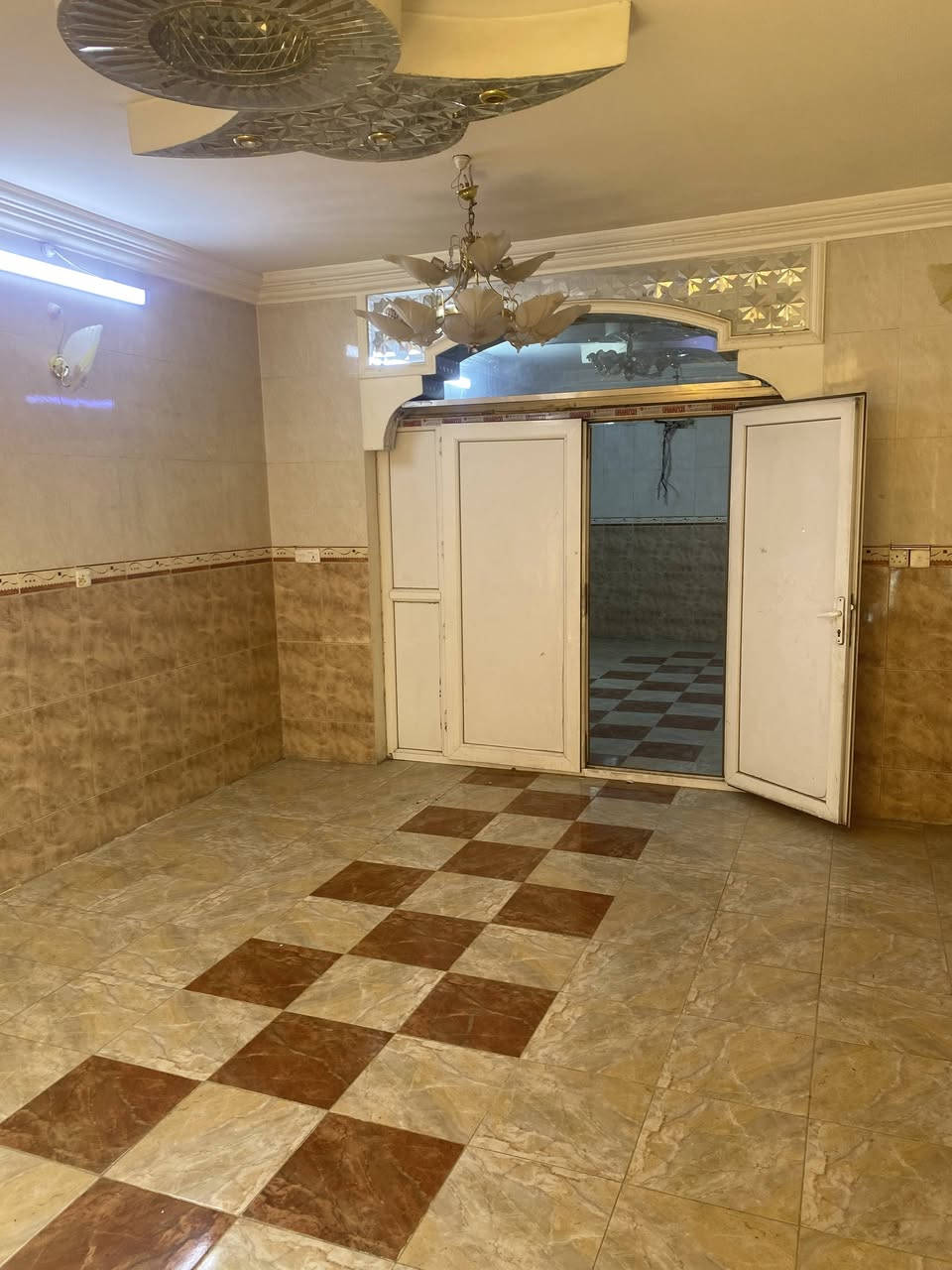 سلام عليكم
بيت للايجار في حي الحسين
على شارع ٦٠ 
للاستفسار على الرقم ***********
