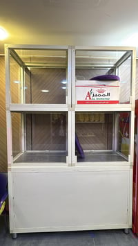 فاترينات • ٤ قطع • ميز داخلي