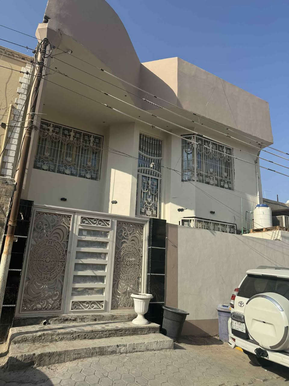 #للبيع_للبيع
#مساحة 200/م بناء درجة اولى بناء هندسي متعوب عليه فعلا
العنوان حي الجمعية ثالث فرع عن مستشفى النجف الأشرف التعليمي (الأماني) منطقة المهندسين 
#طابق_الأرضي
غرفتين منام + صاله + مطبخ + إستقبال + صحيات داخلية وخارجية + مكشوفة
#طابق_الأول
غرف نوم عدد 4 + صحيات
بناء حديث مثل موضح بالصور 
كل هذا وبسعر 450/مليون مع المجال للشراي ويدلل
للتواصل والاستفسار الاتصال 
على الرقم/***********
أبو عباس الخزعلي
