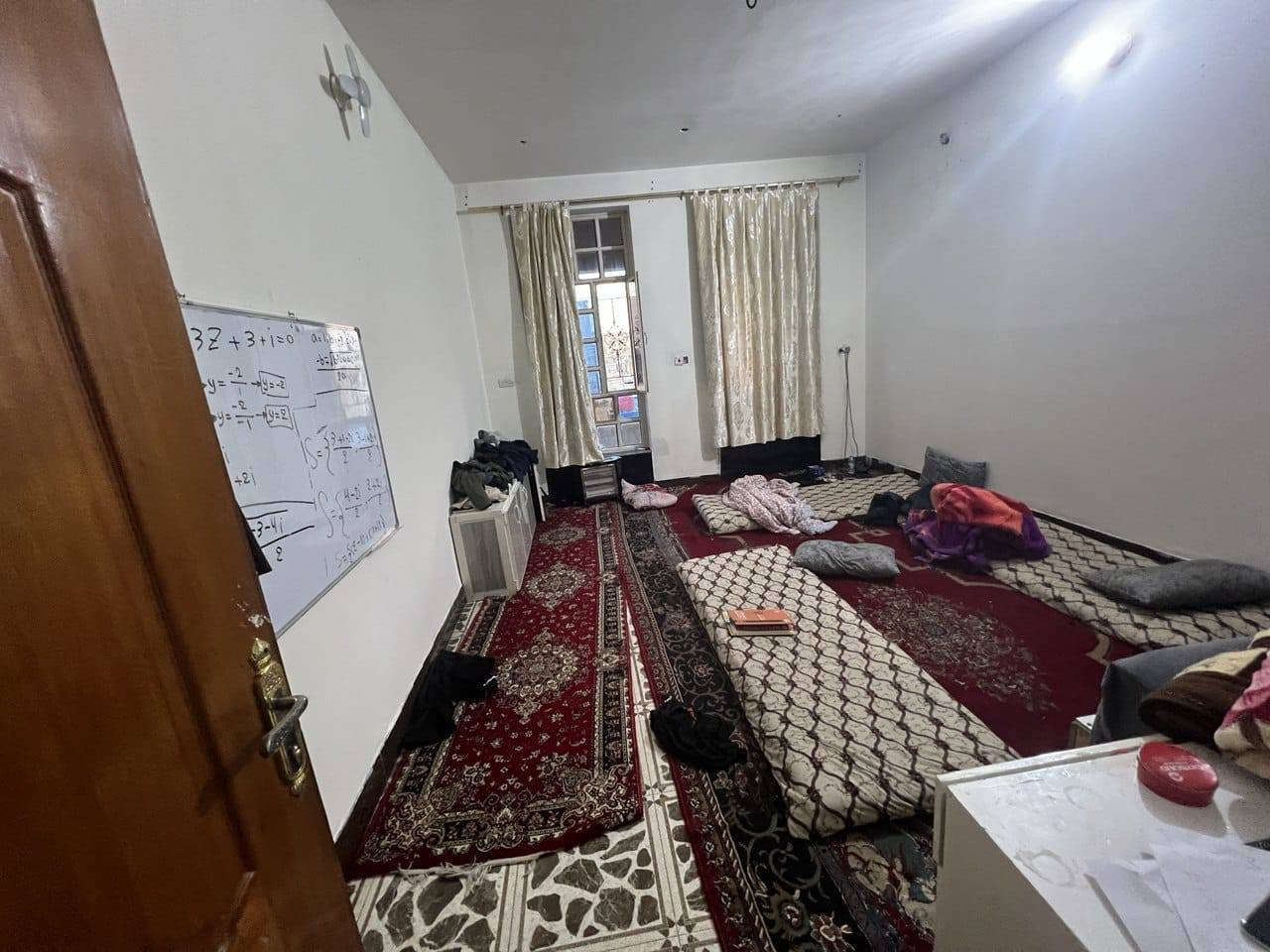 يوجد بيت للبيع في منطقه ٥كيلو طابقين الطابق الأول يتكون من مطبخ وديوانيه وصاله  وكلدور وغرفه ومجمع صحي كبير ويتكون الطابق الثاني من غرفتين وصاله ومجمع صحي وصحيات خارجيه علما ان سطح الطابق الأول مطبق سيراميك الموقع ٥كيلو قرب الخدمي للتواصل على الرقم ***********
