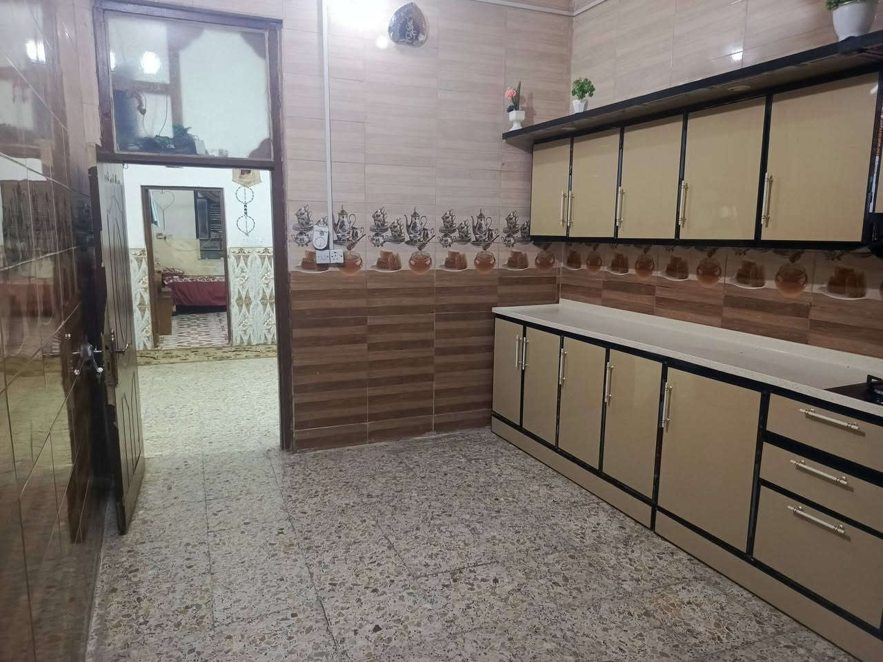 سلام عليكم بيت للبيع لمساحه 200 متر  طابو زراعي سند 25 نادر ثالثه يبعد عن شارع لخدمي 200 متر لبيت بناء حديث عدد لغرف 2 + صاله +استقبال + مطبخ + مجمع صيحات 3   لصطح مطبك فرشي + ستاره كامله لبيت ما عايز شي كامل  عنوان لبيت نادر ثالثه  للاستفسار اكثر تصل علا رقم ***********
