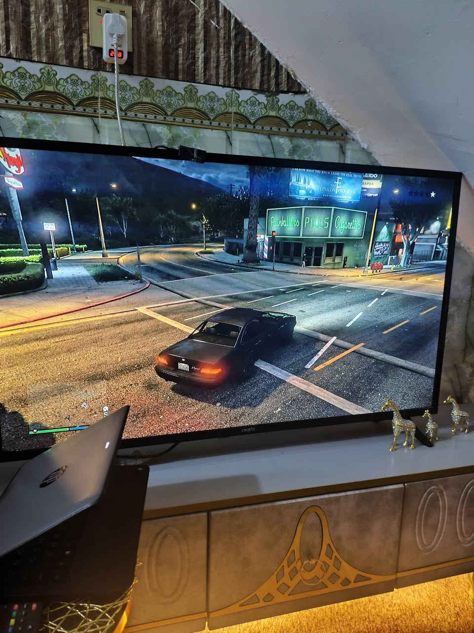 سلام عليكم لابتوب برو بوك نضيف جدآ لمس + قلاب 
معالج كور m3 جيل7
رام8 DDR4
هارد كلش سريع m.2 128 
بطاريه ممتازه 
شاحنه اصليه جديده وياه 
سعره130 الف وبي مجال مكاني نجف حي ميسان 
واتساب ***********
