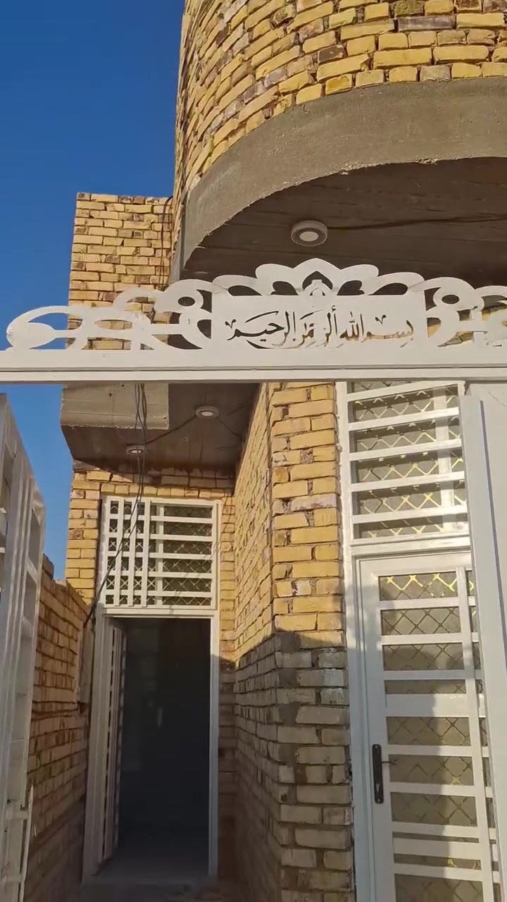 ١٠٠ متر للبيع السعر ٥٥ طابو زراعي سند ٢٥ ماي كهرباء مولد مدارس هليه وحكوميه عرض شارع ١٥ متر غرفه وصاله ومطبخ وستقبال صحيات داخليه وخارجيه بل تقيه ثالثه شارع الكرينات 
شراي نتصل ***********
