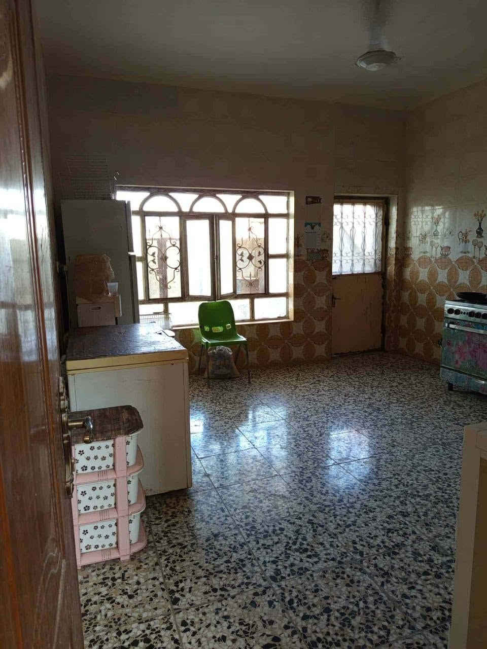 بيت للبيع بعنانه مساحته ٢٣٠
طابوك صب غرفتين وصاله ومطبخ وكليدور ومجمع صحيات وتواليت خارجية وطرمه وحديقه صغيره بناء سنة ٢١ وعالي عن الشارع 
*********** السعر ٤٨ وبي مجال
