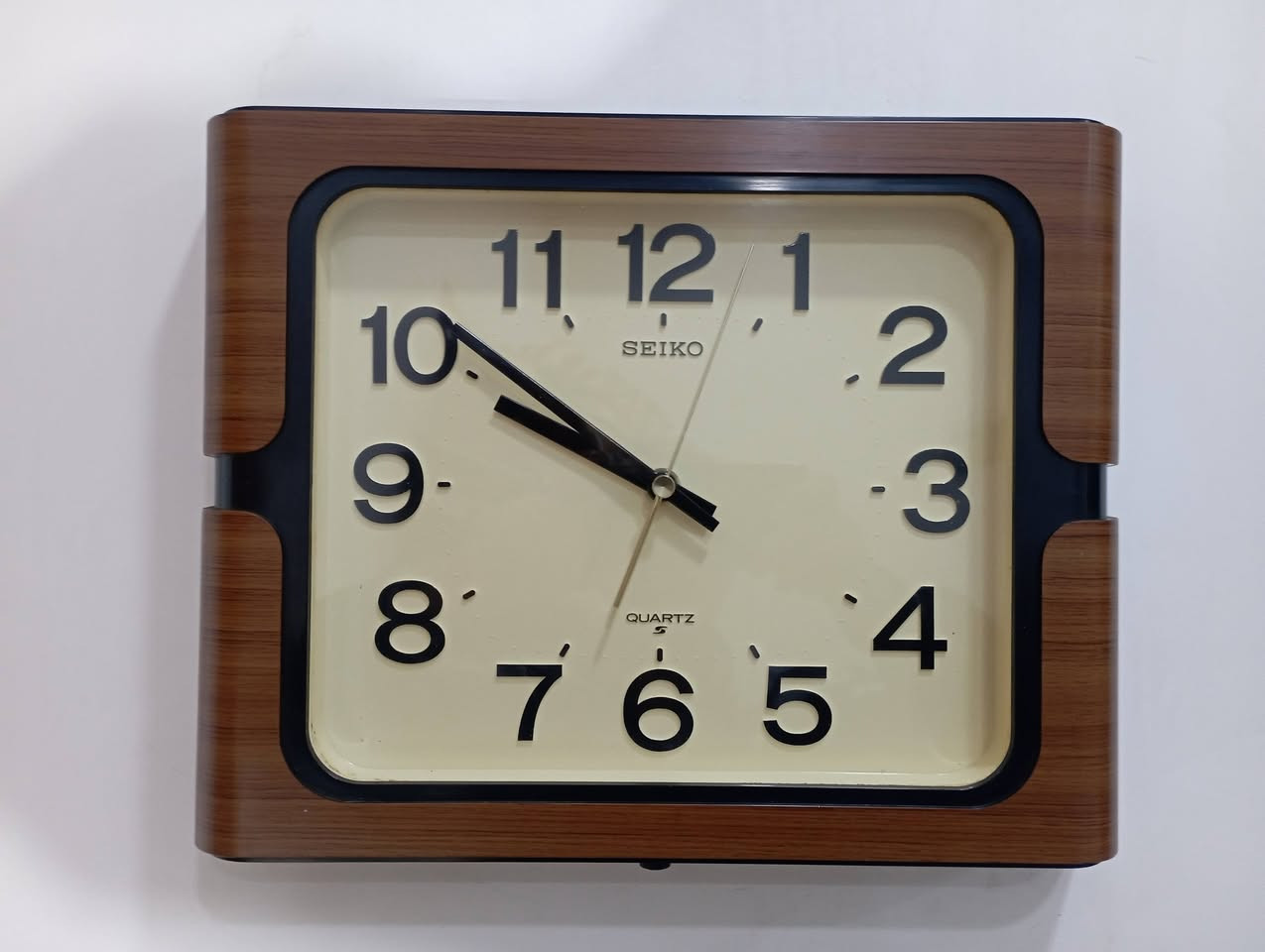 ساعة حائط من سيكو ياباني اصلي موديل الثمانينات ...الساعة بلادية بالكامل ...القياس 33*. 28..... نظافة تامة
السعر 55 الف شامل التوصيل
للاستفسار ***********
