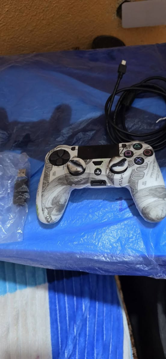 السلام عليكم 
بلي ٤ مهكر نظام ٩ ابو لفلاش احسن نضام للهكر. جهاز جديد صاله ٦ اشهر من أخذته جديد وكامل ملحقاته.. داخله ٧ لعبات 
بيس٢١ ودرايفر .كولد اف ديوتي .مصارعه. انشارتد ٤ . انشارتد ٥ 
ولعبه رمي .. سعره ٣٠٠ وبيه مجال  الشراي ابخدمته لان مستعجل 
*********** ابي الخصيب
