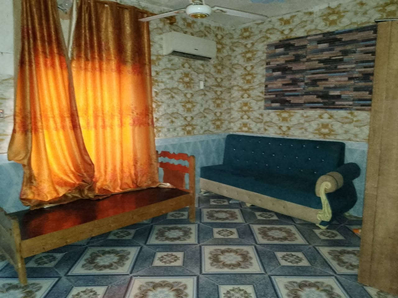 بيت للايجار مساحته 600 متر 
طابقين غرف نوم عدد 5 وصحيات داخليه و خارجيه وحديقه 
مجهز بل كامل سبالت 3 وكاونتر وطباخ كله جاهز وغرفه نوم جاهزه تعال وكعد 
كربلاء يبعد عن الامام 15 دقيقه قرب مجمع الرحمان السياحي 
ايجار مناسب للاستفسار ***********
