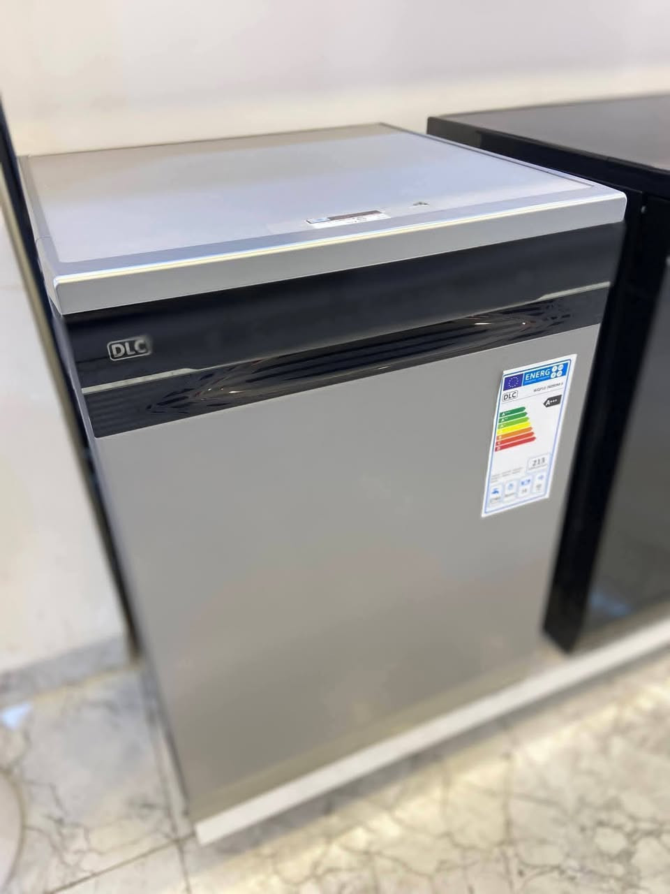 غسالة صحون دي ال سي (DLC) موديل WQP12-7609DM-B

المواصفات :
هي غسالة قائمة بذاتها باللون الأسود، توفر سعة غسيل كبيرة تصل إلى 14 مكاناً (14 سيت)، مما يجعلها مناسبة للعائلات. تتميز بكفاءة عالية مع 10 برامج غسيل، فتح تلقائي للباب عند انتهاء الدورة للتجفيف، وميزة استئناف الغسيل بعد انقطاع الكهرباء. 
المواصفات والميزات الرئيسية:
السعة: 14 سيت إعدادات (تناسب أواني الطبخ والقدور).
التصميم: قائمة بذاتها (Free Standing)، أسود اللون.
البرامج: متعددة البرامج (حوالي 10 برامج) لتناسب مختلف احتياجات التنظيف.
فتح تلقائي للباب: تفتح الباب تلقائياً بعد انتهاء الدورة لتهوية الأطباق وتسريع التجفيف.
الاستئناف التلقائي: تستكمل دورة الغسيل عند عودة التيار الكهربائي.
سخان داخلي: لتحسين نتائج التنظيف والتجفيف.
سهولة الاستخدام: شاشة عرض LED، تحكم ذكي، وتعمل بهدوء.
الأبعاد: تقريباً 59.8 سم عرض، 60 سم عمق، 84.5 سم ارتفاع. 
المميزات الإضافية:
مؤقت لتأخير بدء التشغيل.
قفل أمان للأطفال.
توفير للطاقة والماء.
3 أذرع رش لتوزيع المياه بشكل فعال. 
هذه الغسالة تعد خياراً عملياً وعصرياً للمطابخ المنزلية نظراً لسعتها الواسعة وميزاتها الذكية التي توفر راحة كبيرة في التنظيف اليومي.

للحجز والاستفسار *********** واتساب
للحجز والاستفسار *********** واتساب
للحجز والاستفسار *********** واتساب

تتوفر خدمة التوصيل مجاني كافة مناطق بغداد ♥️
