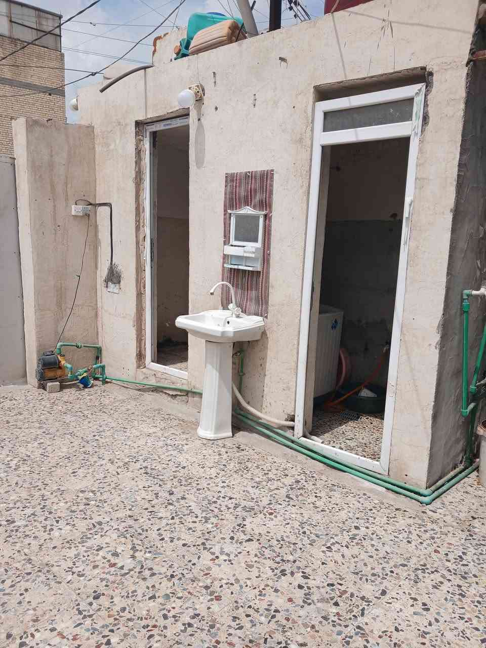 جمالسلام عليكم عندي بيت للبيع ب حي طارق القديم من جهه المحطه المفلشه ب الفرع يم الشيخ حاجم المساحه ١٣٥ متكون  من الغرفتين واستقبال وصاله وممر ومطبخ وصحيات  السعر ٨٠  واتصال على رقم ***********
