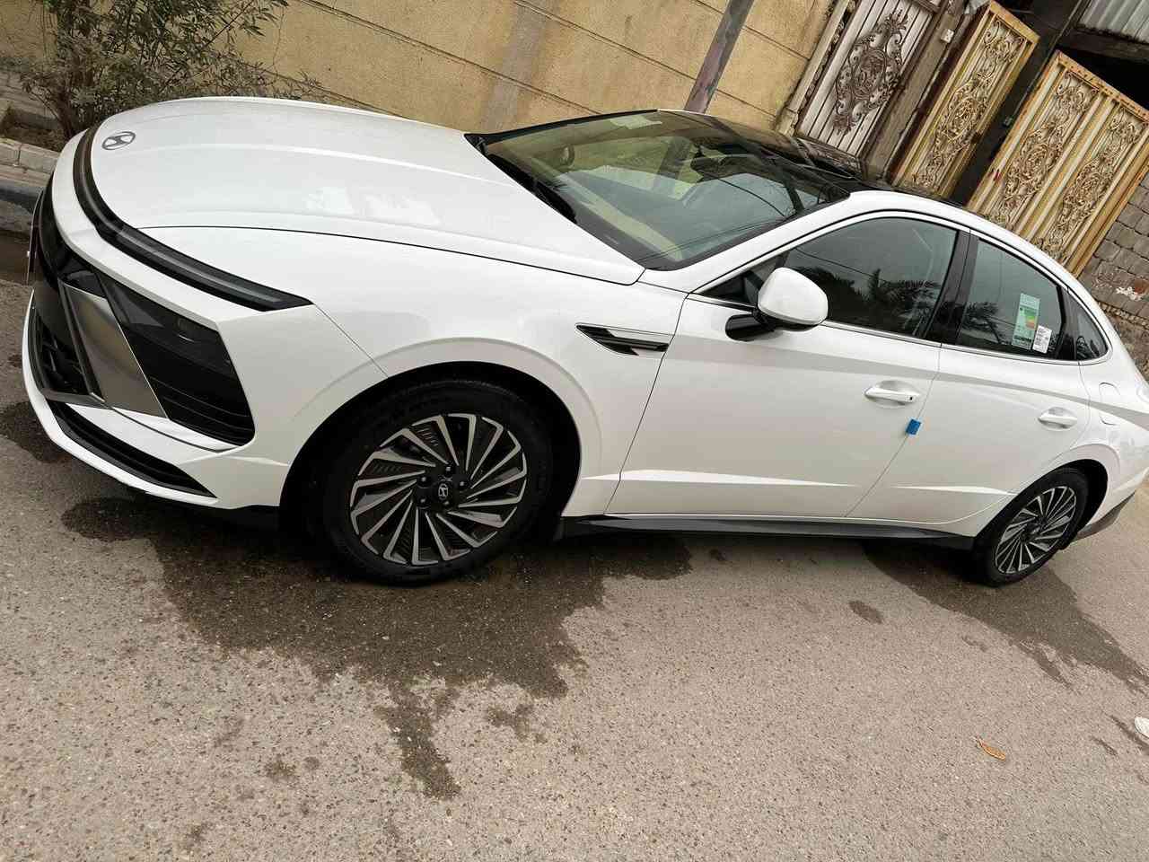 سوناتا موديل 24 فول. سياره بسمي ماشية 40 الف 
***********
سعر 210 وبيها مجال البصرة, العراق
