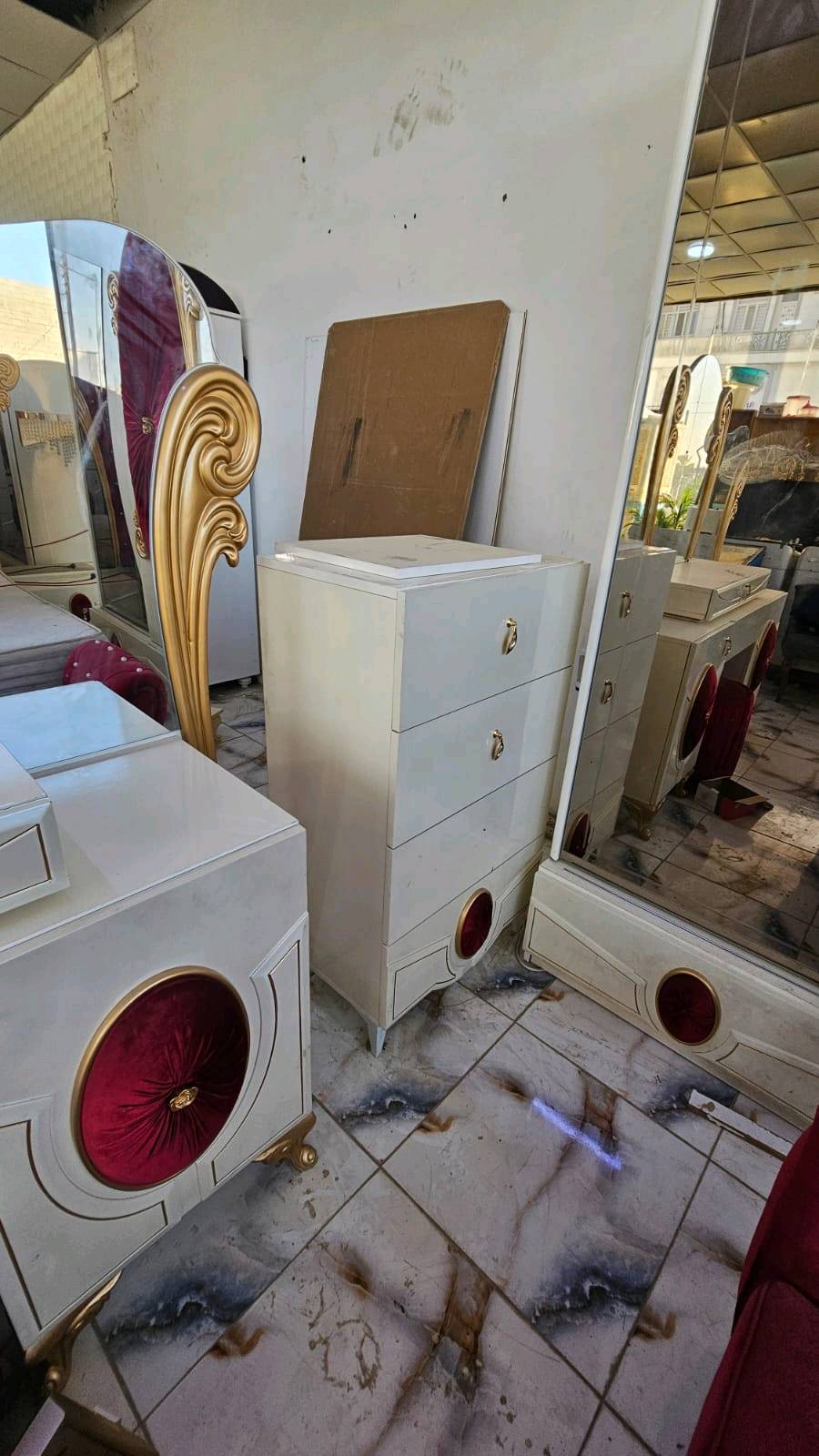 👑 غرفة نوم ملكية بتاج الجرباية الفاخر 👑
إذا كنت تبحث عن الفخامة والرقي، فهذه الغرفة خيار مميز لمنزلك.
✅ تاج جرباية أنيق وفخم. ✅ يتوفر بقياس يتوسع حتى 4 أمتار أو بأقل حسب الطلب. ✅ خامات متينة وتشطيب عالي الجودة. ✅ أسعار مناسبة مع إمكانية التوصيل.
📩 راسل الصفحة لمعرفة السعر والتفاصيل والحجز.