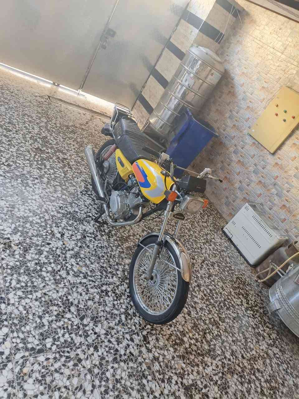 يالله سلام عليكم دراجه للبيع ايراني 4 كير اوراق كاملة ومكمركه بس روح رقم دراجه خير من الله موديل 2020 مكينه ابدل بيها فقط بوشه مكينه خرسه كهربائيات كلها شغاله مكاني بغداد حي النصر *********** السعر 450 وبيها مجال قليل
