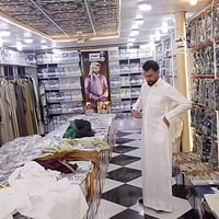 سوق القديم مقابل سراب • ملابس أبيض