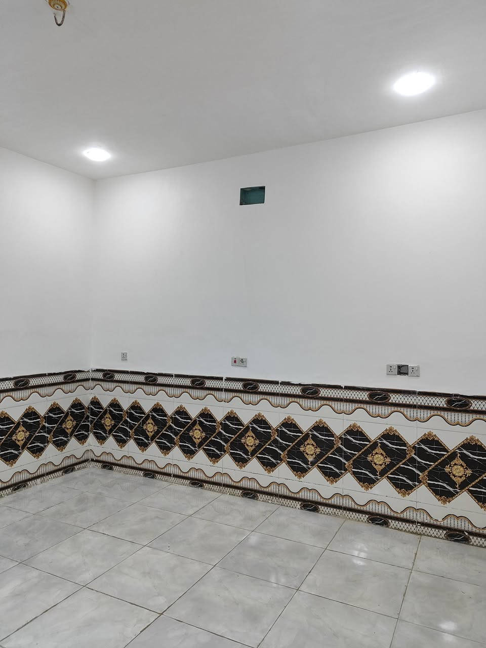 بيت زراعي مساحة 140 متر طابق ونصف
بناء حديث وحاليا فارغ وجاهز للسكن 
بناءه طابوق رباط ارضي وسقف كونكريت صب والسطح شتايگر
يحتوي على غرفة نوم وصالة كبيرة واستقبال وحمامات داخلية وخارجية 
مع مطبخ كبير.. والطابق الثاني غرفة وصالة زغيرة
البيت كله سيراميك وبورسلين وسقوف ثانوية 
خدمات كاملة 
مكانه.. سديناوية حي الرحمن بفرع صيدلية التفاح الاخظر 
انا مالك اللبيت وليس مكتب او دلال 
للاستفسار او تفاصيل اكثر ***********
