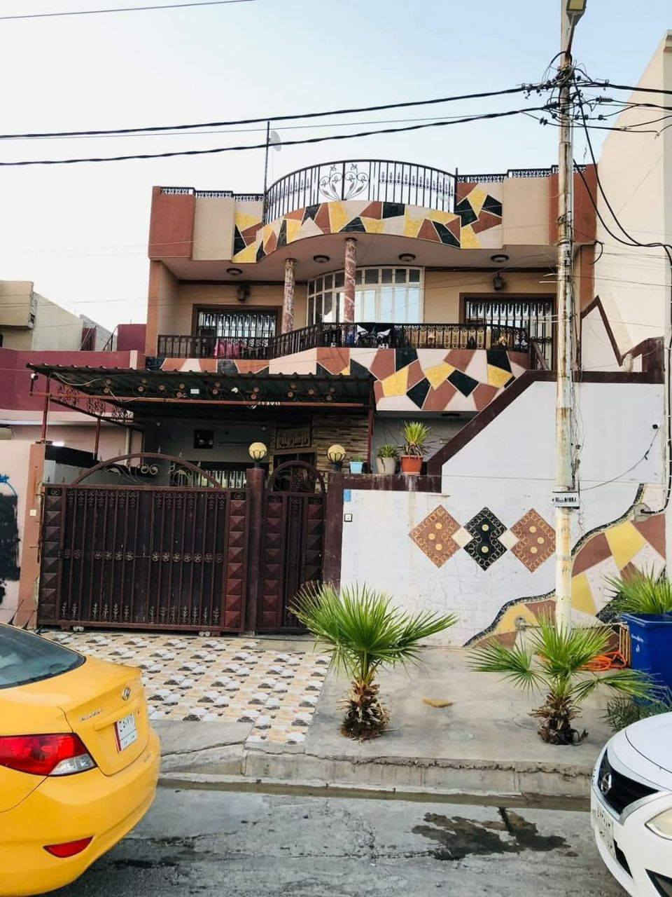 السلام عليكم......
꧁الدار للبيع ꧂

- الدار مساحته(١٧٥) هوه بل اصل 200 بس مجاوزين ع البيت وعندي كشف 

- مواصفات البيت حديث (2018)

(الطابق الاول) 

-هول
-استقبال
- غرف عدد 2
- مطبخ
- صحيات داخليه + خارجيه 
- حوش 

(الطابق الثاني) 

-غرف عدد 2
-ممر 
- صحيات 
- بلكونه اماميه وخلفيه 
- مخزن 

موقع البيت(كركوك القادسيه الثانيه) 

البيت فول سيراميك كرانيت وسقوف ثانويه للاستفسار ع السعر للتواصل اتصل علا رقم الهاتف 

꧁‏ *********** ‏꧂
