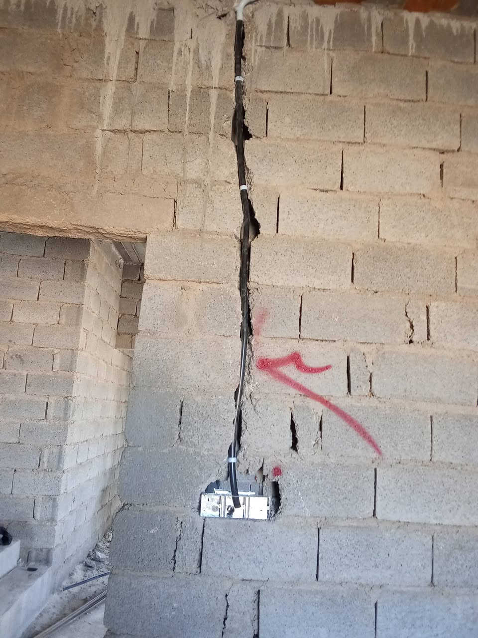 تم الحمدلله حفر بيت نزالات كهرباء في قرية سعدة على مكينة ودريل مواعيد مضبوطة ودقة في العمل بأسعار مناسبة الي  عنده حفر نزالات كهرباء يتصل على الرقم ***********
