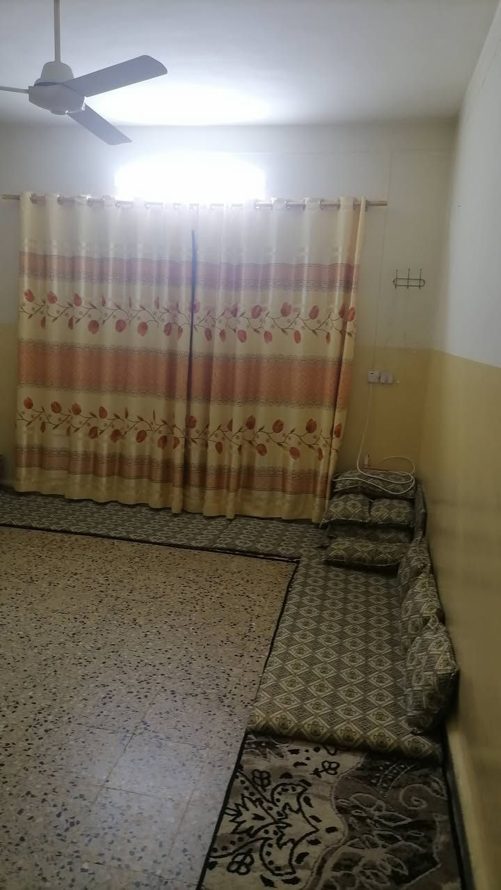 السلام عليكم بيت للبيع 
حي العامل الثانية قرب فلافل الشام 
المساحة 234م طابق ونص 
غرفتين وهول واستقبال طابق ارضي وغرفتين وهول طابق ثاني كاشي.
السعر /170  
لتفاصيل اكثر مراسلة الصفحة او الاتصال بالرقم ***********
