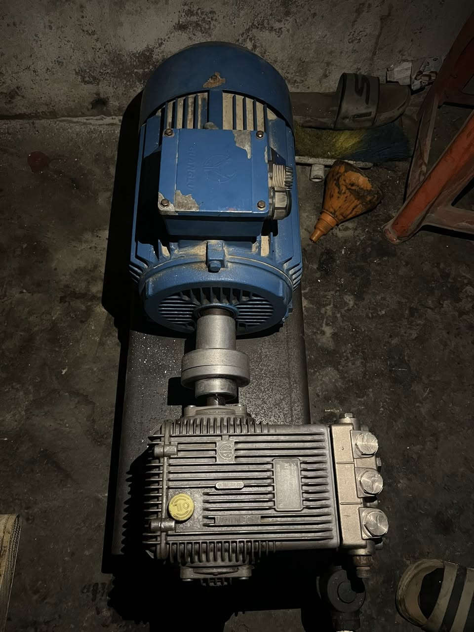 ضاغطه للبيع للاستفسار اتصل ***********
