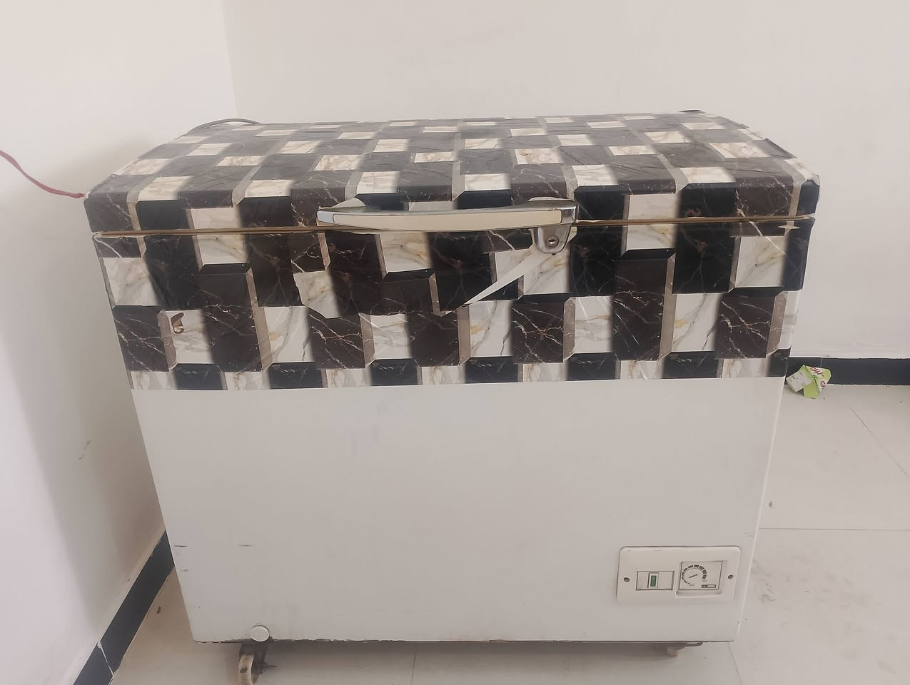 مجمدة للبيع السعر ١٢٥ الف وبيها مجال بسيط 
لمعرفة التفاصيل الأتصال على الرقم *********** او المراسلة عبر الواتساب .
