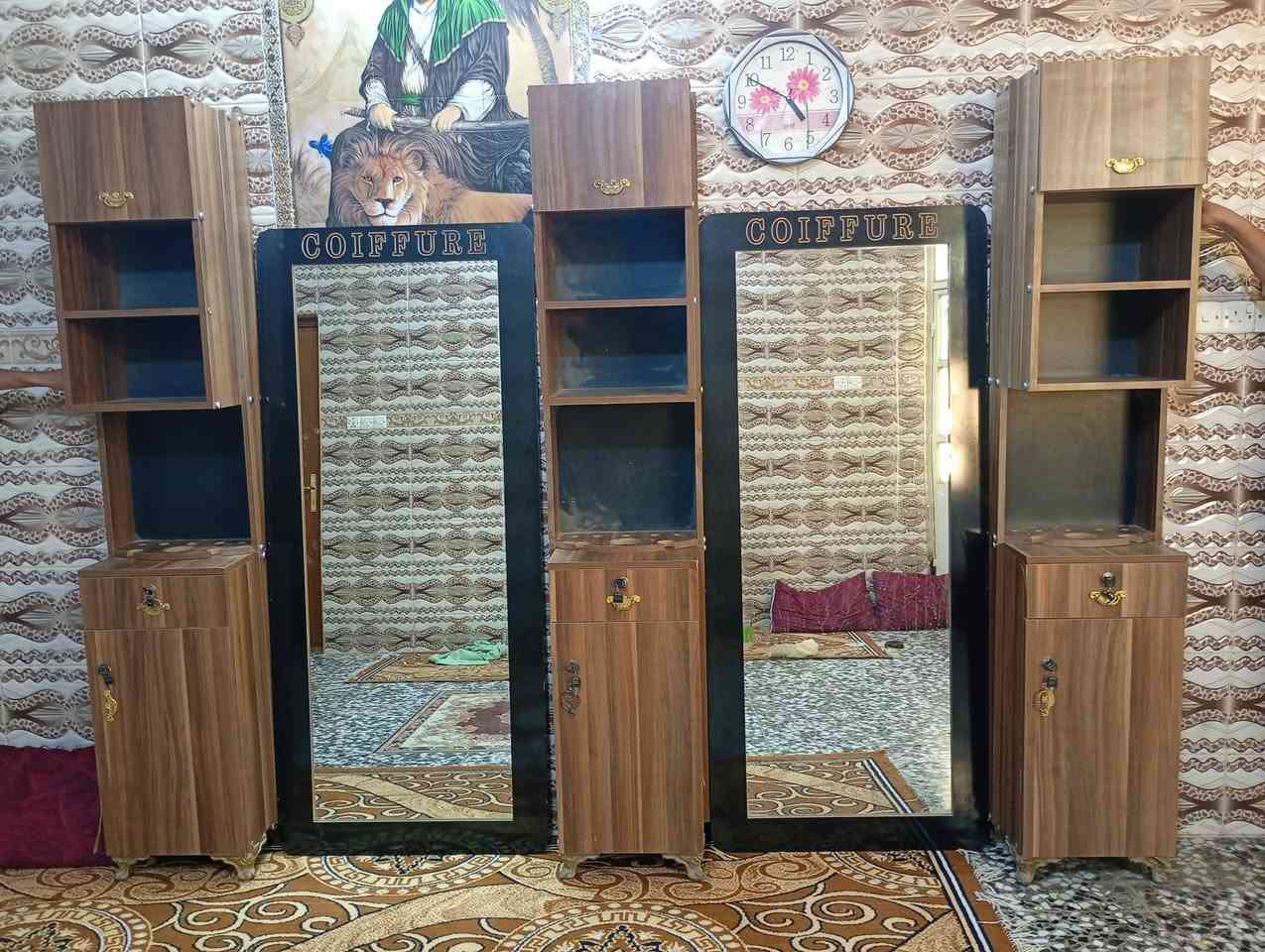 السلام عليكم ديكور حلاقه كامل نضيف كلش مستخدم شي قليل للاستفسار خاص او اتصل ع الرقم ***********

