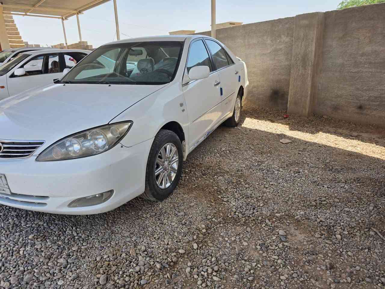 السلام عليكم ورحمه الله وبركاته كامري موديل 2005 ابيض 3 قطع صبغ بدون دواخل محرك 6 سرندر محرك  بي تبخير  الضلوعية رقم ***********
