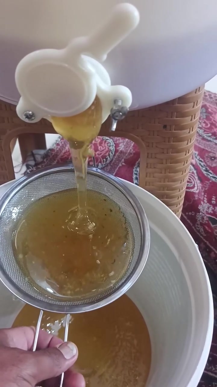 سلام عليكم عسل 🍯🍯طبيعي للبيع والتفاصيل بلفديو المكان ديالى بدوانيه مقابيل الاسود الاستفسار على هذه الرقم ***********

