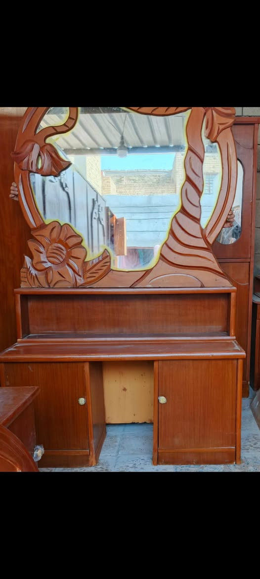 كنتور نجاره خمسة ابواب نضيف كلش سعر 160 الف
ميز مرايه نجاره نضيف 
سعر 40 الف 
رفاعي قرب المستشفى الكبير 
للاستفسار *********** ،
