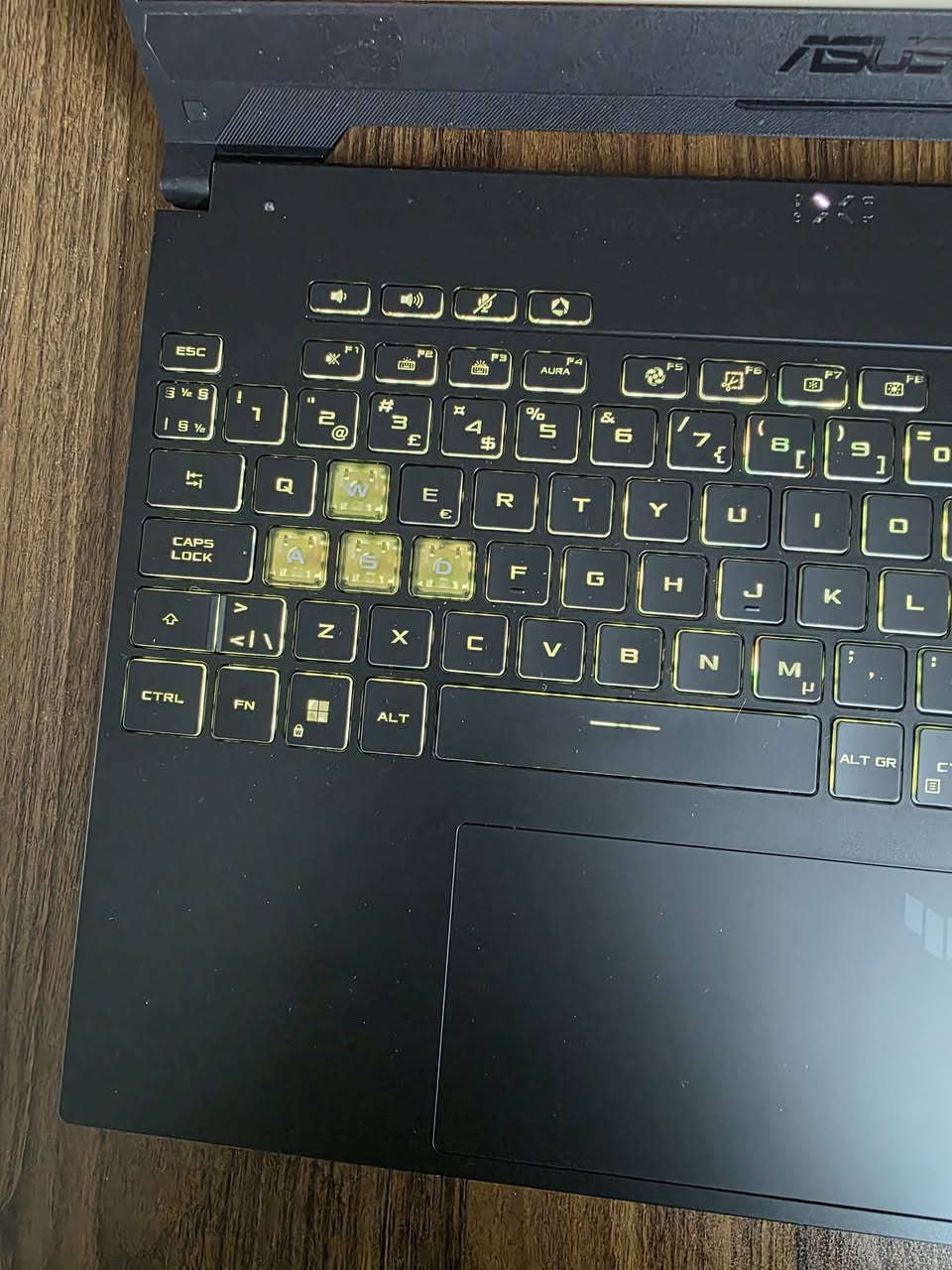 للبيع: لابتوب ASUS TUF Gaming A15 (مستعمل)
الجهاز شغال وبأداء ممتاز اوربي استخدام شخصي لا مجدد ولا شي يعني اني جبت ويايه من اوربا تحديدا من فنلندا ف الكيبورد اسكندنافي، بس للأمانة بي عيوب خارجية واضحة بالبدي وموضحة بالصور:

​الملاحظات الخارجية:

​منفذ الـ USB: البلاستيك الداخلي جزء صغير مثلوم، بس وشغال 100%.

​البدي: اكو براغي مشدودة بقوة زايدة من جوة، فصاير أثرها بارز وطالع ليبرة من جهة الكيبورد.

​كفر الشاشة: اكو بعجة صغيرة بركن الكفر الخلفي.

​المواصفات:

​المعالج: AMD Ryzen 9 7940HS

​كارت الشاشة: NVIDIA RTX 4070 (8GB)

​الرام: 16GB DDR5

​الهارد: 512GB SSD

​النظام: Windows 11 Pro

​السعر:

​ما محدد، انتو قيموا اللابتوب حسب مواصفاته وحالته وانطوني سعركم بالخاص.


**إذا كنت صاحب هذا الإعلان وتريد حذفه لأي سبب، رجاءا أرسل رسالة إلى الدعم الفني**