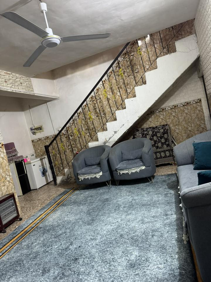 دار للبيع المساحة 130م زراعي الموقع حله حي الامام قرب المركز الصحي يحتوي الدار على غرفه نوم وصاله وكليدور ومطبخ وصحيات السعر 80 وبي مجال للشراي فقط للاستفسار ***********
