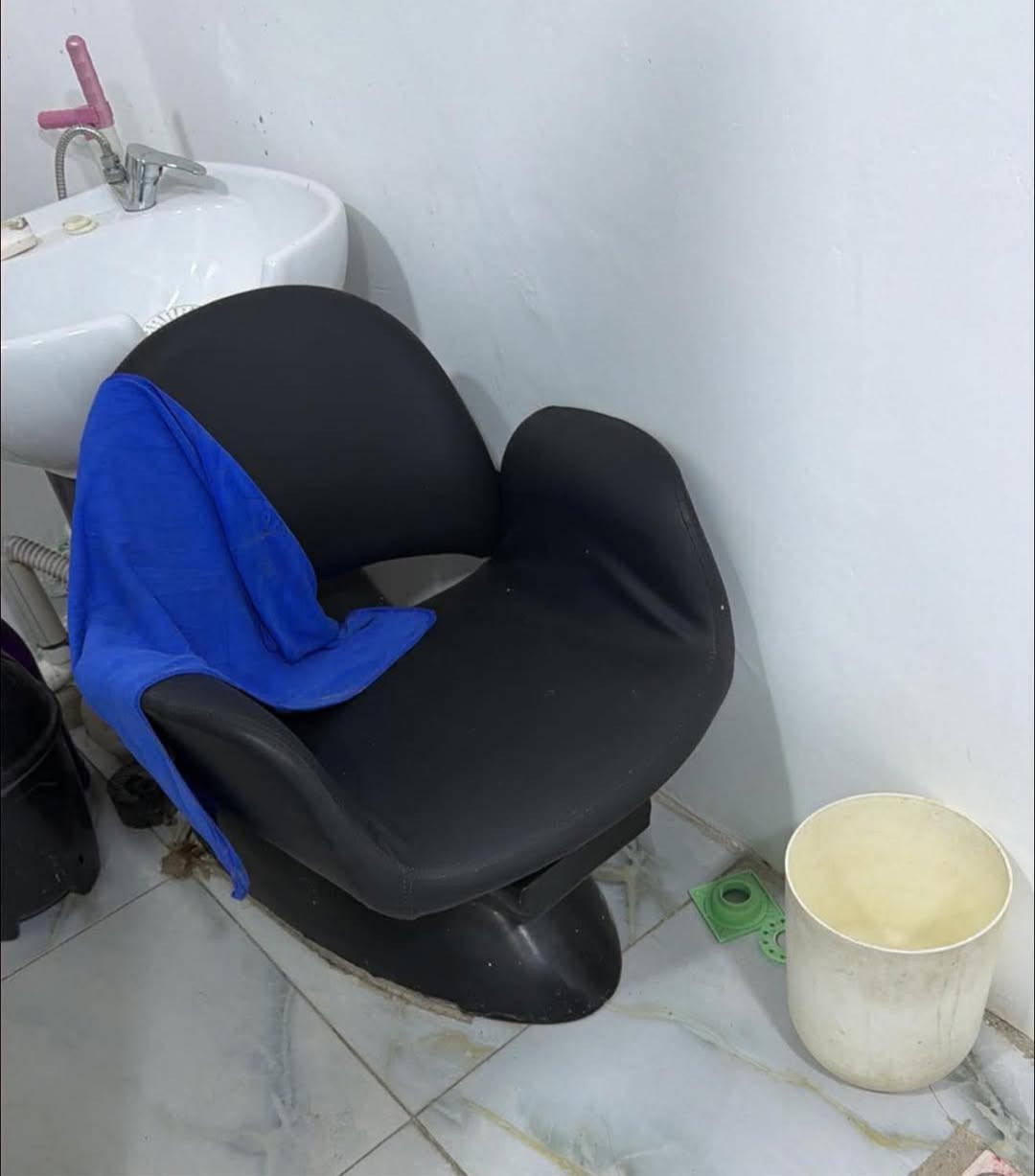 غراض صالون للبيع  ديكور كامل 500مريات 2كراسي 2فاترينا وحده
3جرارات 2صبغ وحده لجهاز الهايدرو 75

جهاز هايدرو وبخاري واقنعه ب 250
اوكسجينات 3دبات كبار ب 30
ثلاجه 50
براد ب 50
شسوار كاويه برم جهاز تكسير 75


**إذا كنت صاحب هذا الإعلان وتريد حذفه لأي سبب، رجاءا أرسل رسالة إلى الدعم الفني**
