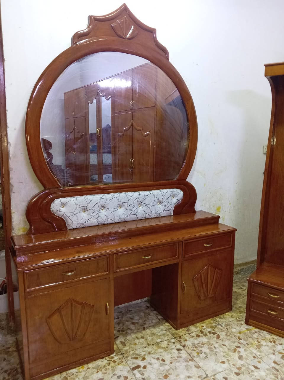 مكلف بلنشر غرفه تسكام نجاره صاج داخل وخارج ظهر جرجوبه 850 وبيه مجال مكانه حله للإستفسار الاتصال بلرقم ***********
