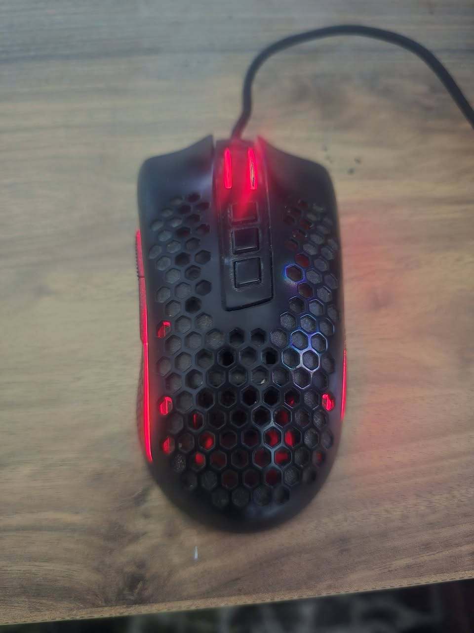 • ​المعالج (CPU): Intel Core i5-9400F
• ​كرت الشاشة (GPU): NVIDIA GTX 1660 Super
• ​الرام (RAM): 16GB DDR4 2400MHz
• ​اللوحة الأم (Motherboard): MSI B365M PRO
• ​التخزين (Storage): * SSD: 240GB (للنظام والسرعة) 
• ​HDD: 2TB (للتخزين والألعاب)
• ​مزود الطاقة (PSU): 600W
• ​الكيس (Case): كيس قيمنق حجم كبير
• ​التبريد: مبرد هوائي للمعالج + 7 مراوح (ملاحظة: 3 مراوح تحتاج تبديل)
​🎧 الملحقات الشاملة:
• ​الشاشة: Kelon حجم 32 إنج (أصلها تلفزيون HD) 60fbs
• ​السماعة: HyperX Cloud II (الأصلية)(جديده)
• ​الكيبورد: Redragon (نسخة قوية)
• ​الماوس: ماوس قيمنق
• ​اليد: يد تحكم Gamesir
• ​الـ UPS: نوع UPS 2000 (جديد)
​
• ​الحالة: استخدام شخصي نظيف جداً، الجهاز يشغل أغلب الألعاب بأداء ممتاز.
• ​السعر: 600 ألف دينار عراقي.
• ​الموقع: بغداد - بغداد الجديدة.
• ​للتواصل: *********** (متوفر واتساب ✅).
. سبب البيع التطوير
