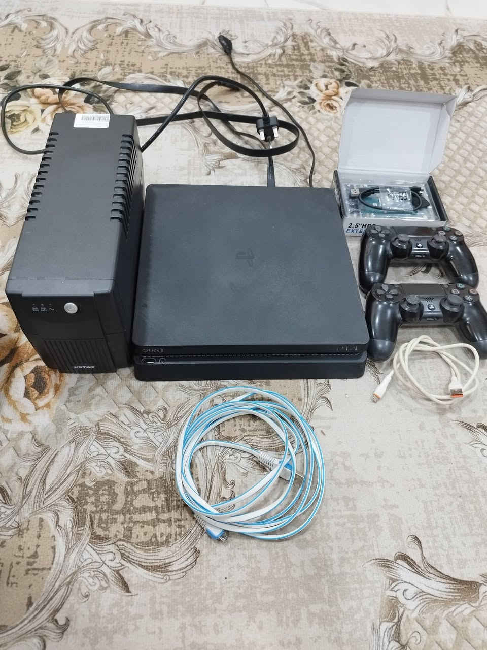 بلي 4سلم مهكر للبيع
جهاز نضيف صاله شهر من مستخدم ما مفتوح

..... وياا يو بي اس 850 جديد يطول تقريباً 20 دقيقة او اكثر 

ذاكرته الجهاز نص تيره يعني 500

توصاله مال شحن جوستك عدد ثنين وحده 3 امتار ولاخره 1 متر 

 ويها  جوستكين اصليات 

لبلي بي العاب عددهن 7 

وياا هارد خارجي وداخلي نص تيره بي العاب هم 

نضام الجهاز 11.2 مهكر قرص  

......................................سعر ب375
.... ***********.....
