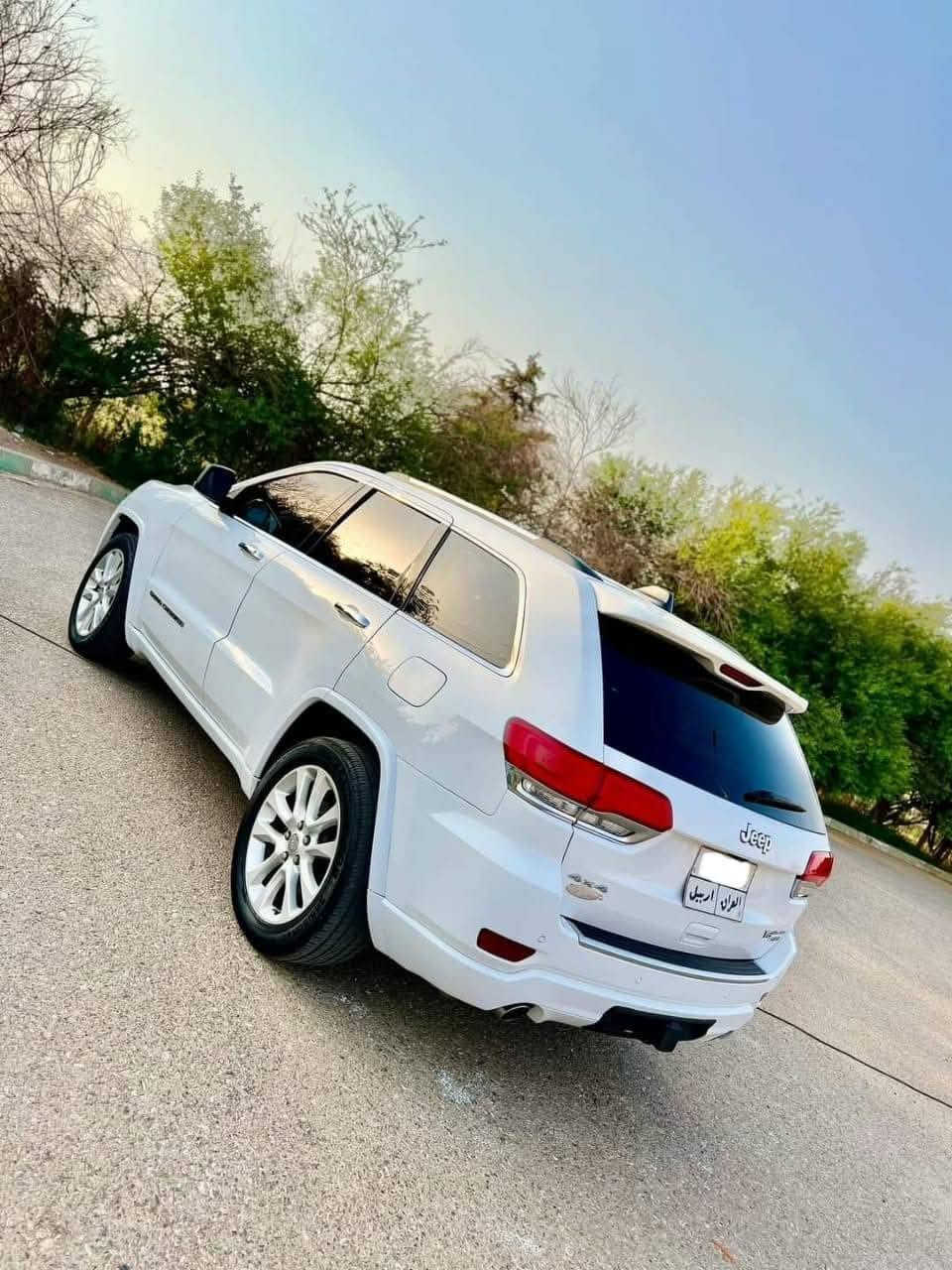 JEEP GRAND CHEROKEE Limited X_ HEMI V8
جيب گراند شيروكي 2017 كلين تايتل V8 5.7L
المواصفات//
:- اللون ابيض
:- بصمة 
بانوراما قطعتين
:- تشغيل عن بعد
:- فور ويل 4✖️4
:- كشنات جلد  
:- صندوق كهربائي 
:- رادارات جانبية 
:- كشنات كهرباء
:- كاميرا خلفية 
:- حساسات خلفية
:- شاشة كبيرة
:- كشنات تبريد و تدفئة 
:- ستيرن تدفئة 
:- توقف ذاتي عند الرجوع للخلف 
:- ثلاث انظمة قيادة 
:- تبريد قطعتين ثلج
:- ماشية 104mi   
ومواصفات اخرى معروفة.
رقم اربيل بأسمي
مكان السيارة كربلاء المقدسة.
السعر 275 ورقة
موبايل ***********
