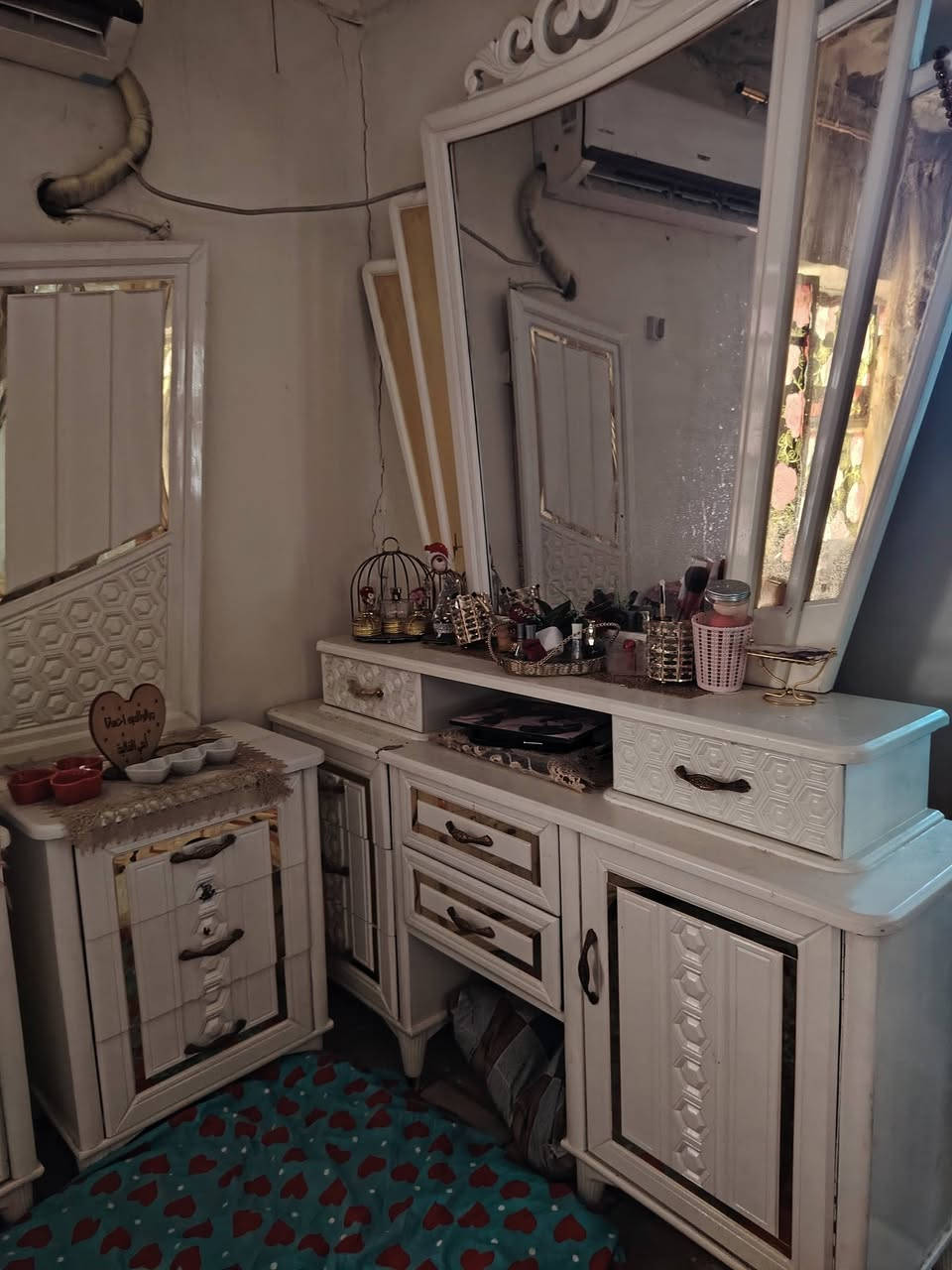 السلام عليكم غرفة نوم عراقية استعمال قليل تصميم تركي للبيع لظيق المكان السبع ابكار *********** مليون ونص بيها مجال شي قليل
