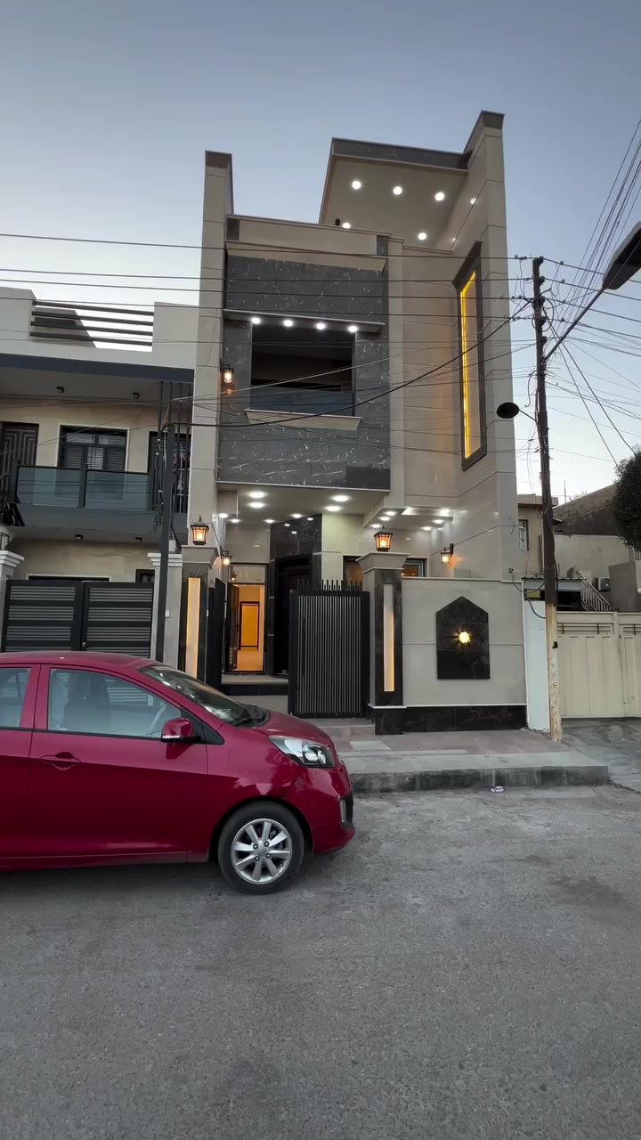 للبيع في السيدية دار سكن مساحة 125م واجه 5م مقابل العقار تشجير عرض الشارع 15م يحتوي ع صالة ومطبخ و 4 غرف نوم موقع العقار مربع الضباط سعره 580 مليون وقابل للتفاوض للاستفسار ***********
